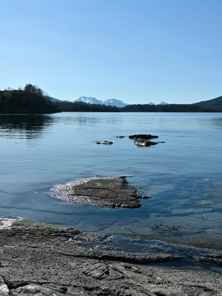Dag 83; &laquo;Et rom uten d&oslash;r&raquo;
18.april
12 grader
Sted: Steigen Kommune
 
Noen ganger forsterker silken f&oslash;lelsen av et element. Andre ganger ikke. Plaskingen med silken her ute p&aring; steinen i vannet gj&oslash;r lyden av b&osl