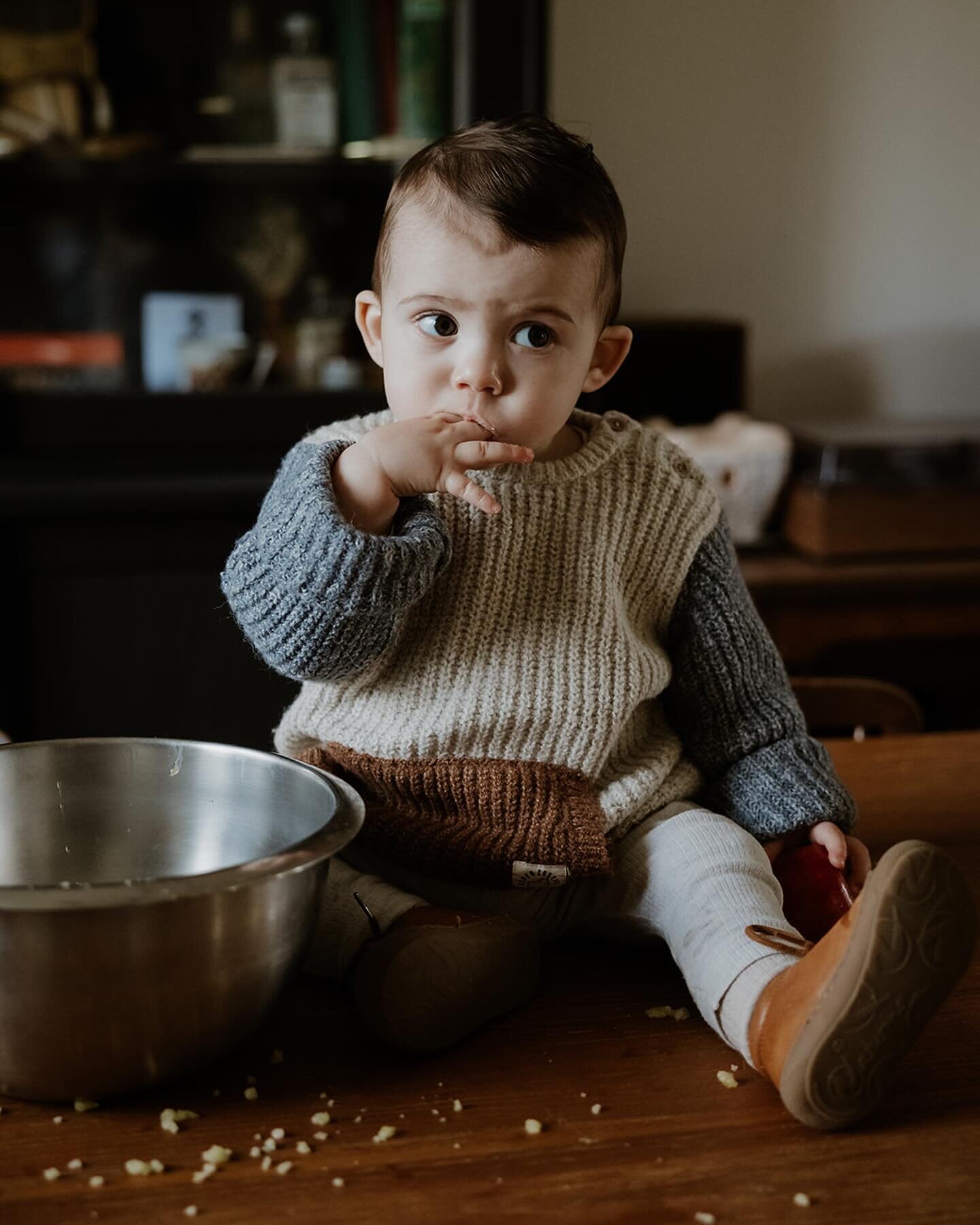 Petit atelier p&acirc;tisserie pour les 1 an d&rsquo;un Arthur qui a ador&eacute; jouer avec la farine et les pommes 🥰

#lookslikefilmkids #authenticmoments #photographefamillerambouillet #lavraievie #photographefamilleyvelines #photographemaintenon