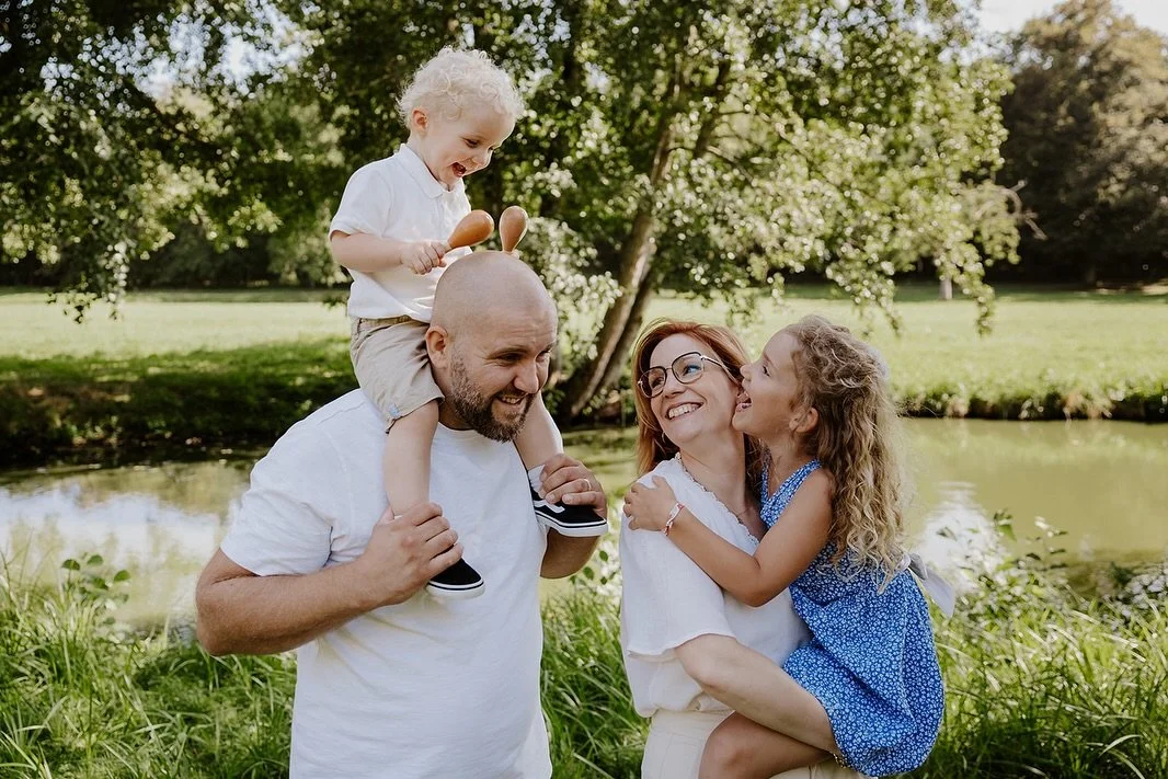 Un petit pique nique au parc de Rambouillet, des canards, des maracas, des tronc d&rsquo;arbres qui bougent et beaucoup de fun pour des photos de famille vivantes et qui respirent la joie ✨

.#lookslikefilmkids #authenticmoments #photographefamillera