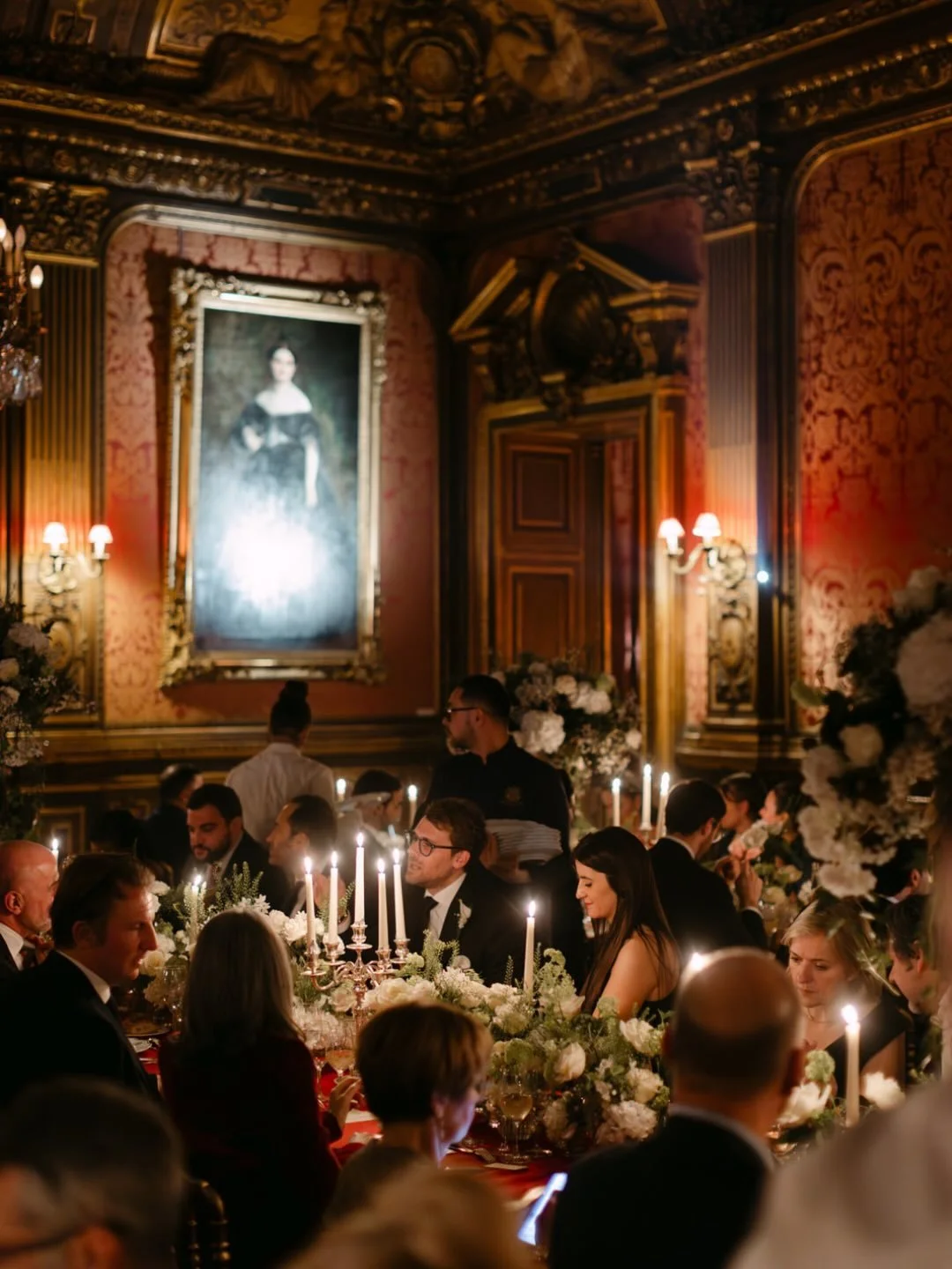 An exclusive winter wedding in Paris, set inside one of the city&rsquo;s most secret and historic venues ✨
At the H&ocirc;tel de la Pa&iuml;va, history, intimacy, and elegance come together. This private mansion on the Champs-&Eacute;lys&eacute;es of