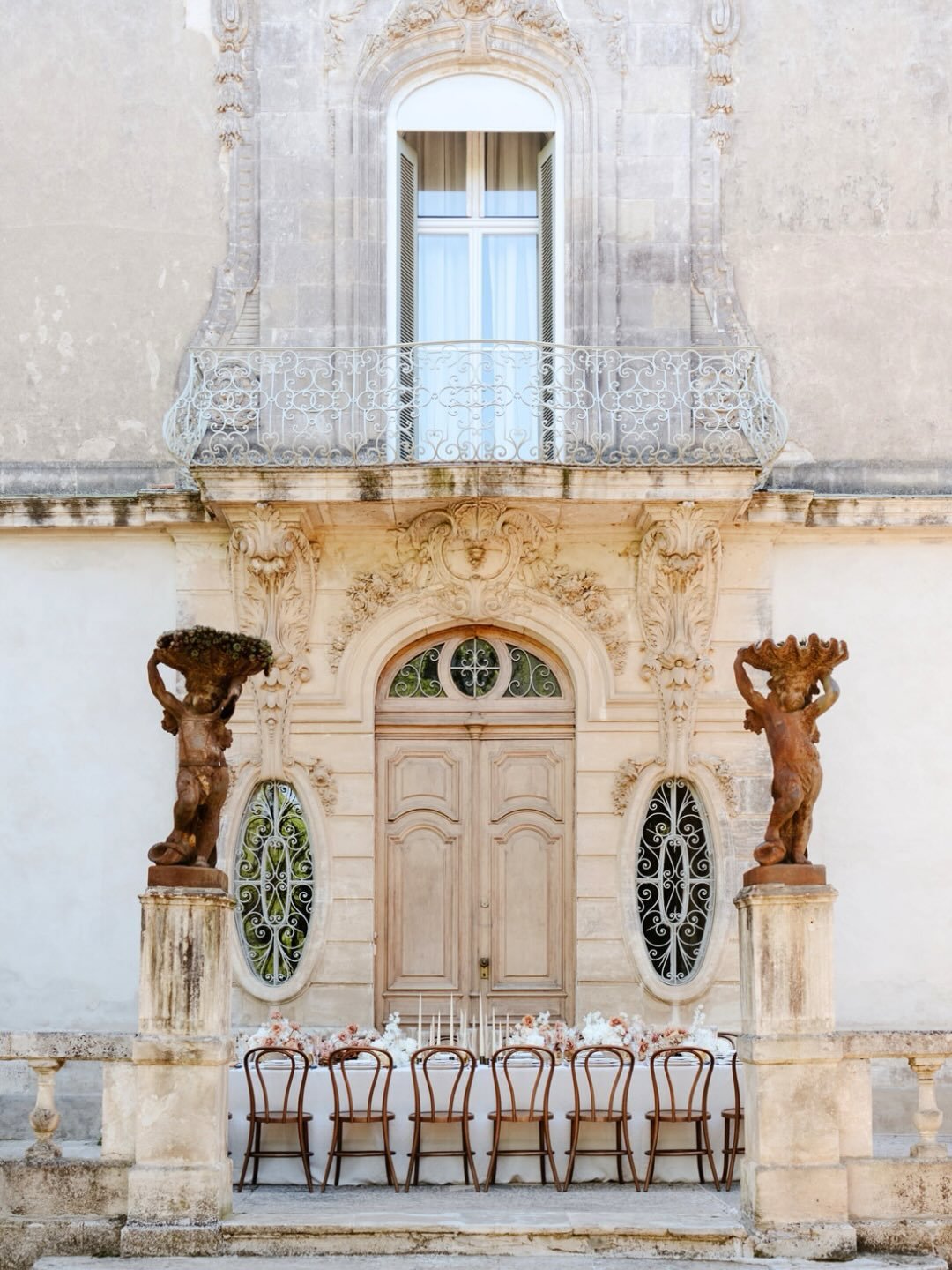 The sun is finally back! Spring is arriving, and with it, the wedding season is slowly beginning again. 

I&rsquo;m taking this moment to share this sunny and softly romantic editorial that I absolutely love.

As a wedding photographer in the loire v