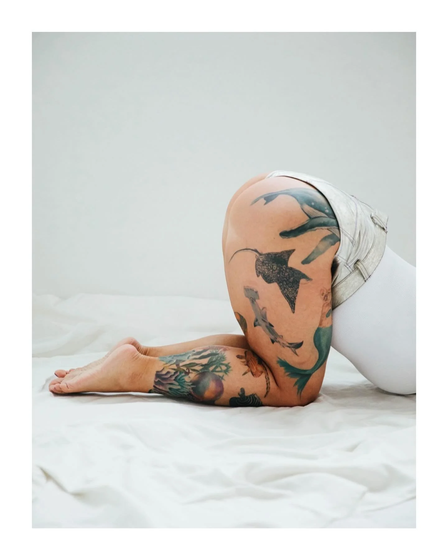 SHORTEST SHORTS IN METALLIC LEATHER
@madleatherofficial shorts in silver crackled metallic foil lambskin. Hot on so many levels.
🍑 @cinnamon_bunzzz_spear 
📸 @field.guide.designs
.
.
.
#leathershorts #leatherundergarments #leatherapparel #secondskin