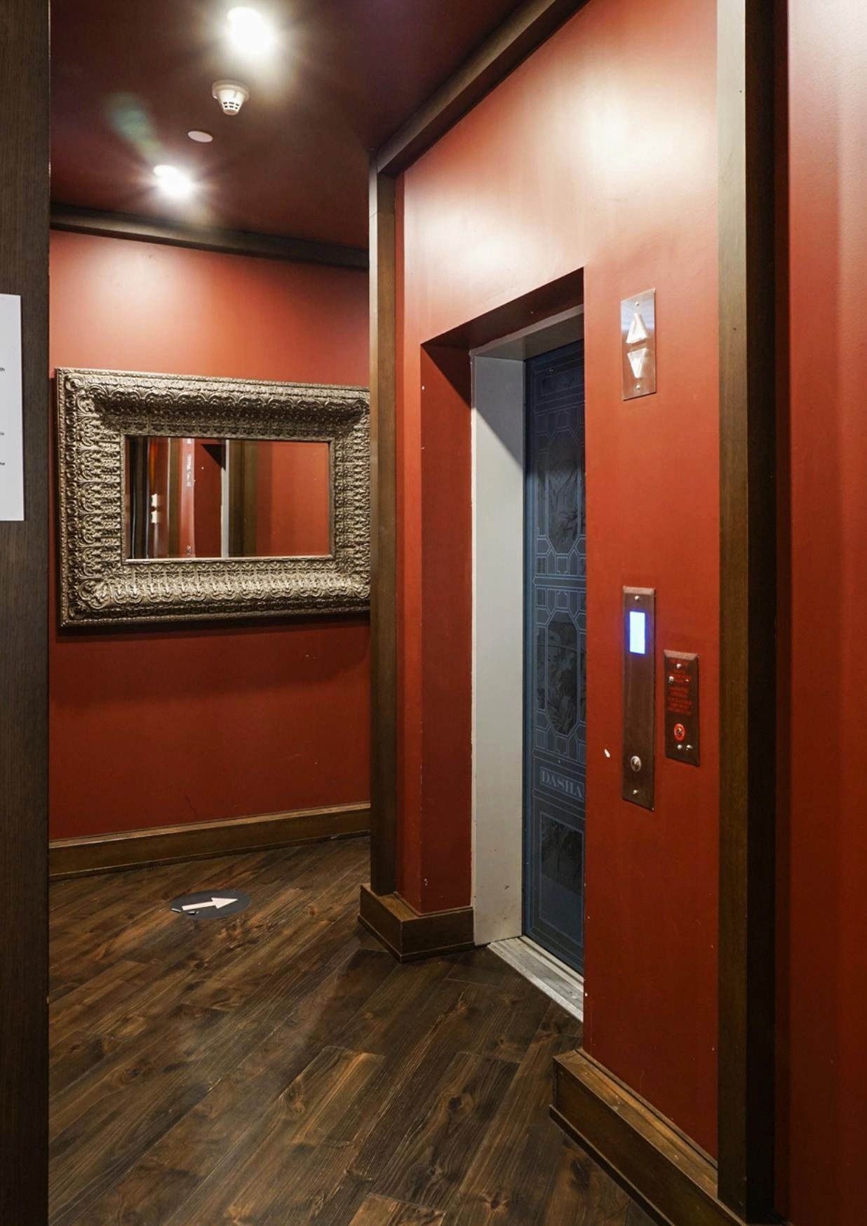 008Elevator_and_Hallway_to_W.jpg