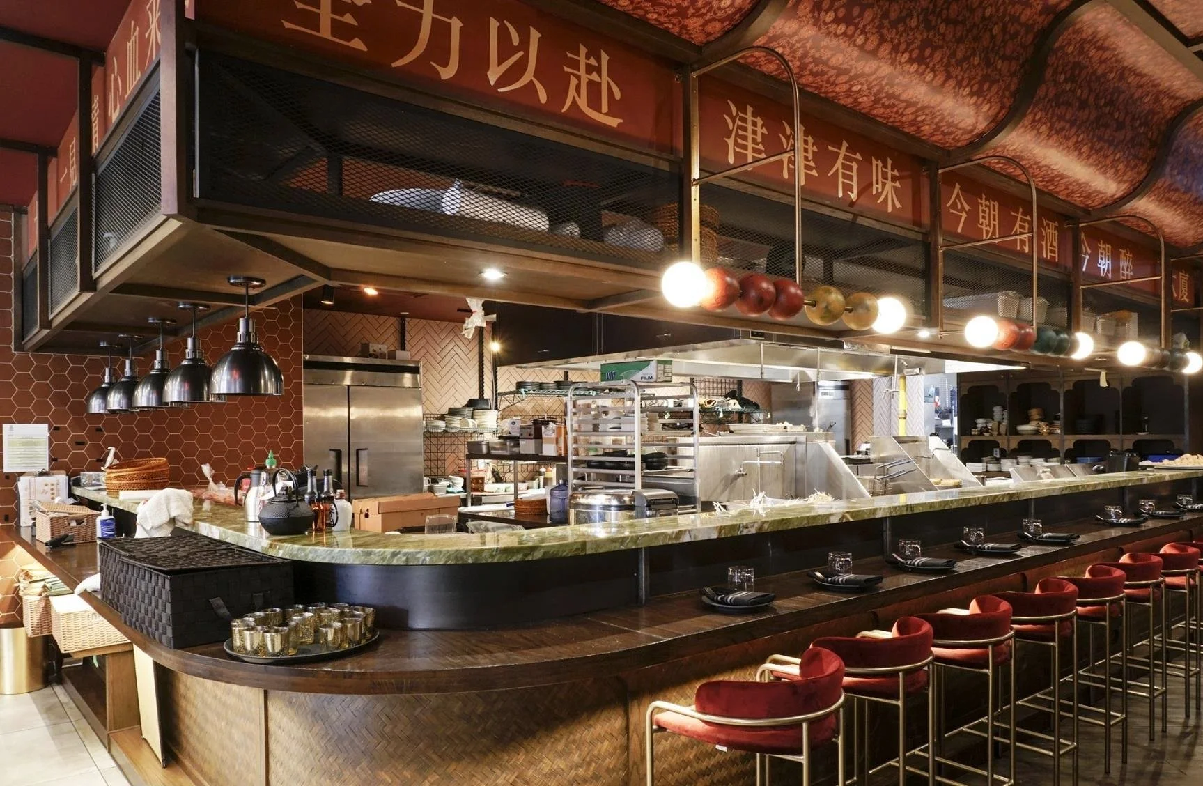 005Kitchen_Bar.jpg