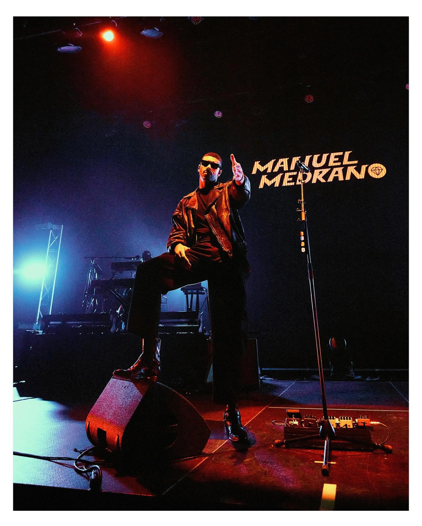 Estas son algunas im&aacute;genes que me dej&oacute; el concierto del gran @manuelmedrano Es dif&iacute;cil expresar en palabras cu&aacute;nto admiro su trabajo desde hace muchos a&ntilde;os. Tener ahora el privilegio de colaborar con &eacute;l y ver