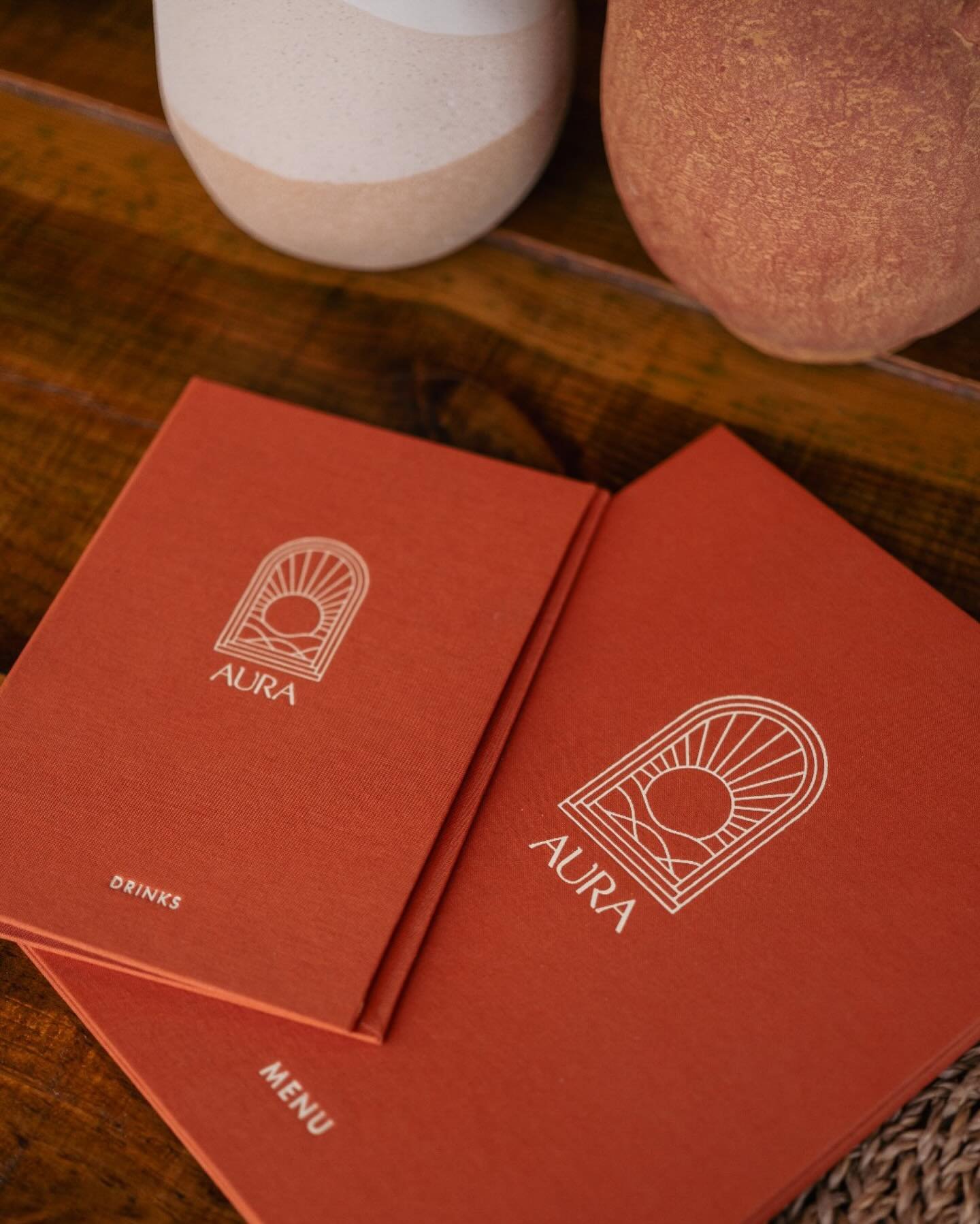 sabiam que, para al&eacute;m dos nossos produtos, tamb&eacute;m produzimos pe&ccedil;as para outras marcas ou projetos? ✨ estes menus foram feitos para o restaurante aura &mdash; tudo manual, com aten&ccedil;&atilde;o ao detalhe. gostamos muito do re