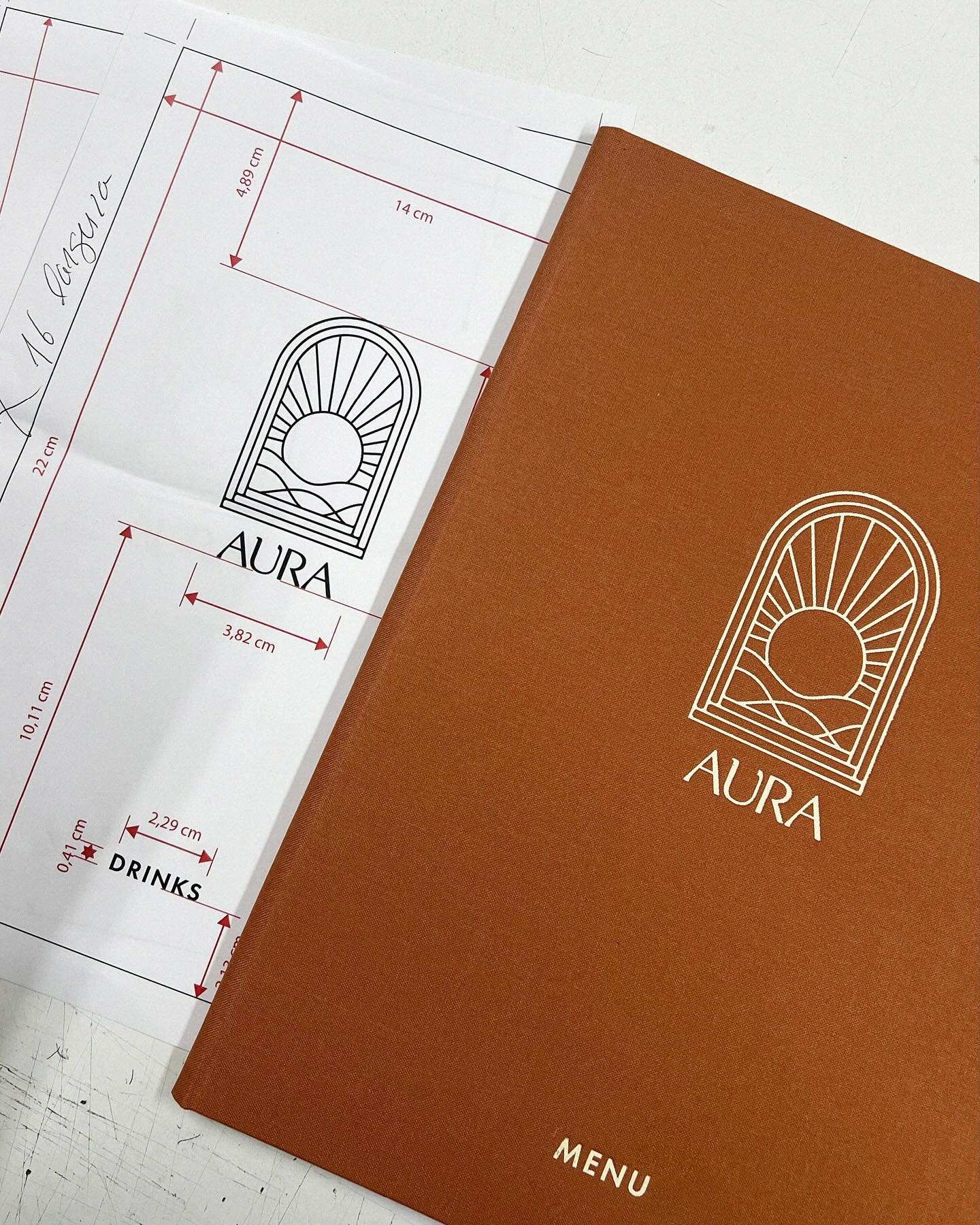 cada projeto &eacute; pensado, desenhado e produzido manualmente. uma parceria bonita entre o design e o artes&atilde;o. 📐✂️
&eacute; isso que gostamos de fazer: transformar ideias em pe&ccedil;as que se sentem nas m&atilde;os.
 -
 each project is t