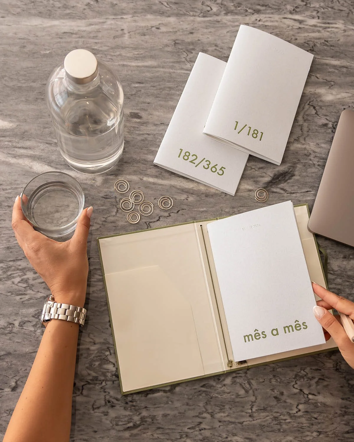 semanal, mensal ou sem n&uacute;meros &mdash; cada agenda tem a sua forma de organizar. qual &eacute; a tua? ✨

a nova agenda m&ecirc;s a m&ecirc;s 2026 organiza-se em grelha: uma vis&atilde;o clara de cada m&ecirc;s, espa&ccedil;o para distribuir ta