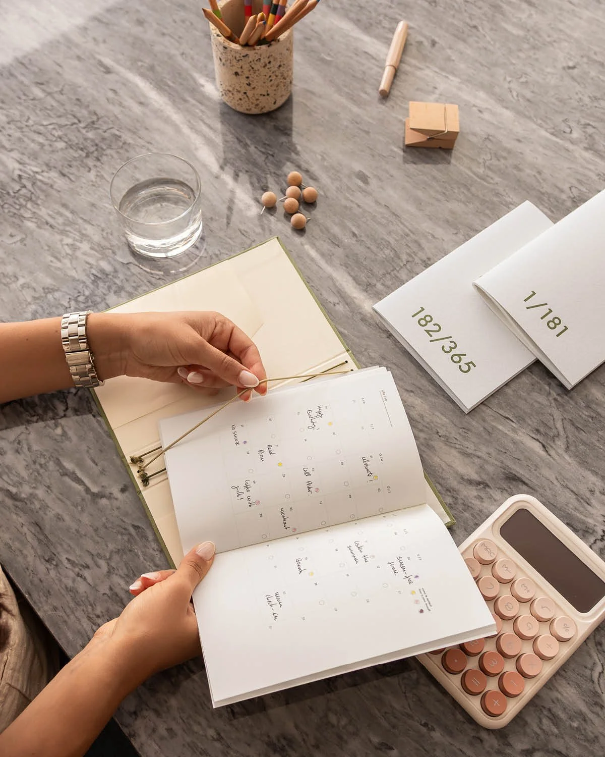 trocar &eacute; simples. encaixamos e retiramos as recargas atrav&eacute;s dos el&aacute;sticos &mdash; sem esfor&ccedil;o, sem pressa.

podemos combinar agendas com diferentes layouts e cadernos, criar o nosso pr&oacute;prio ritmo e mudar sempre que