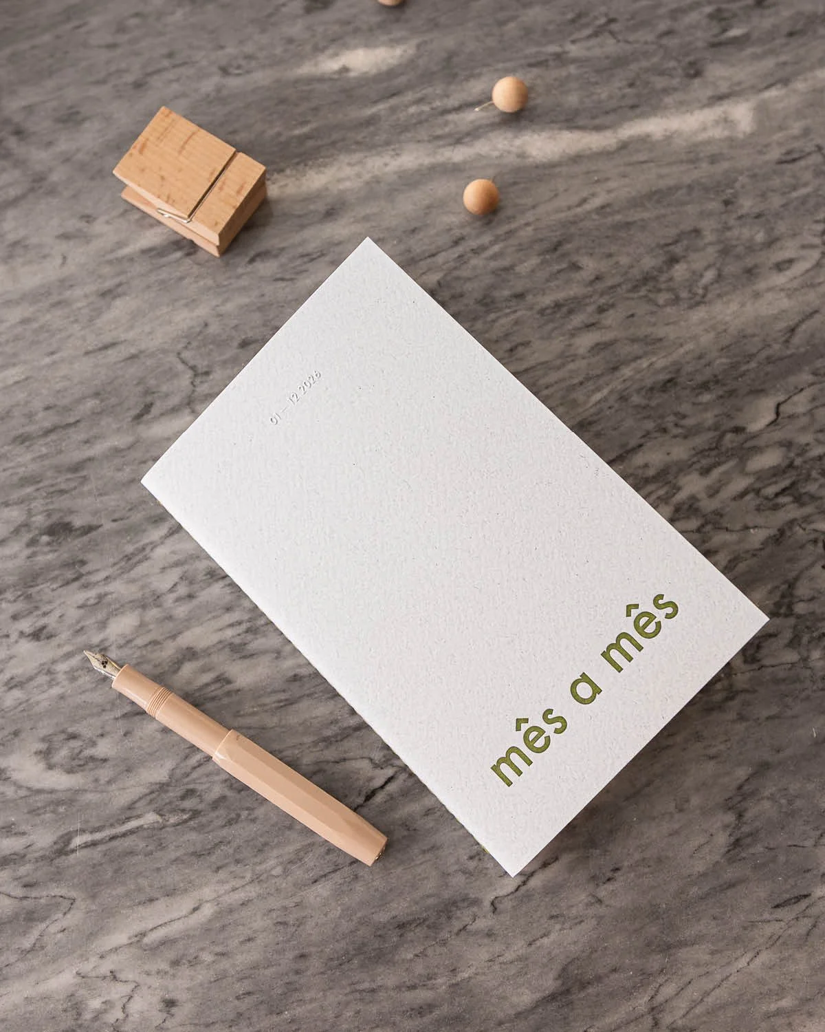 numa só página, um mês inteiro. 
clareza, espaço e foco no que realmente importa.
em cada dia, encontramos um pequeno círculo para preencher — uma nota, um sentimento, um momento.
criamos o nosso códig