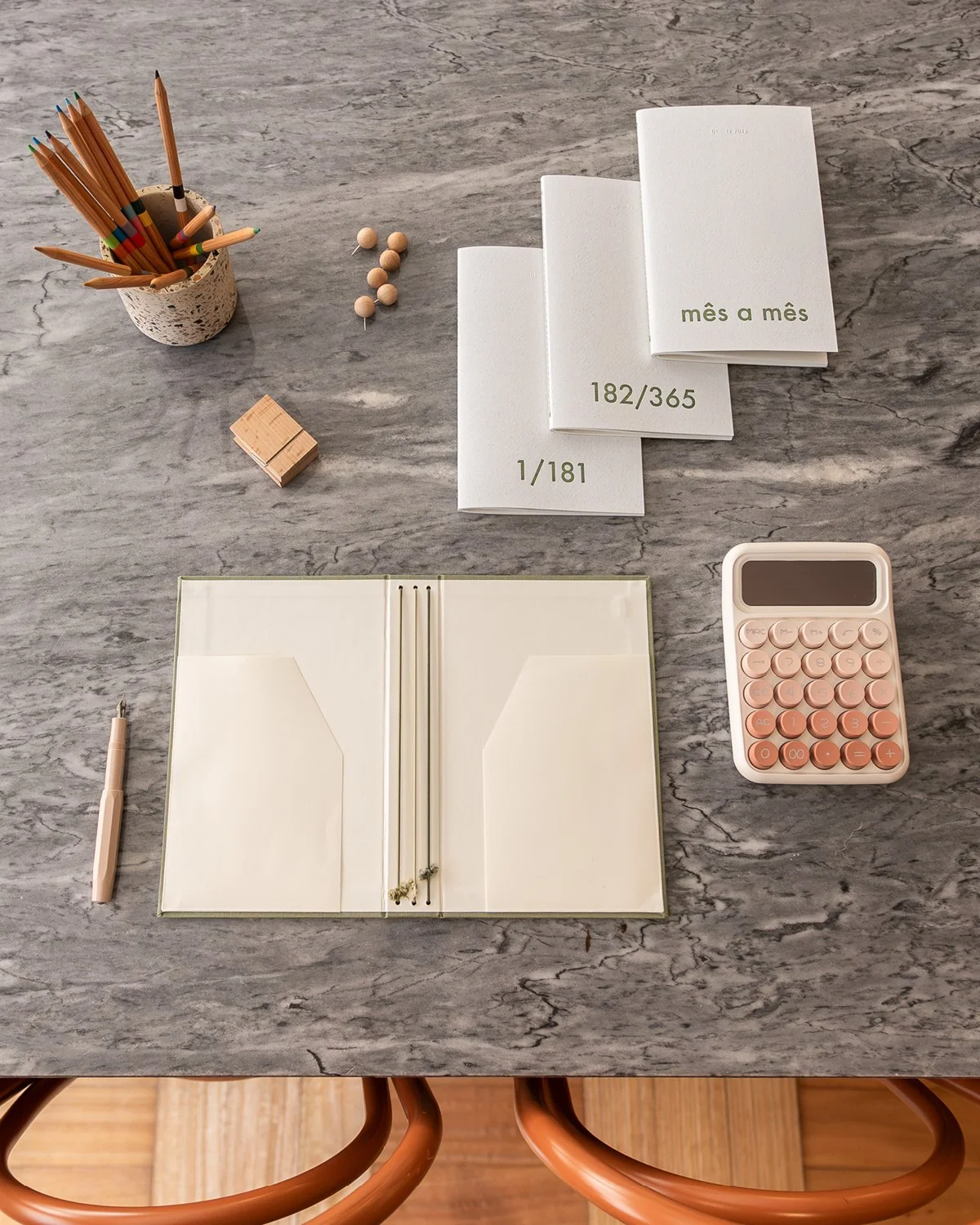 o conjunto 1/365 foi feito para durar. uma capa, três cadernos e infinitas formas de recomeçar.
trocar as recargas e manter a capa é um gesto simples que se repete ano após ano - um pequeno ritual que nos acompanha no temp