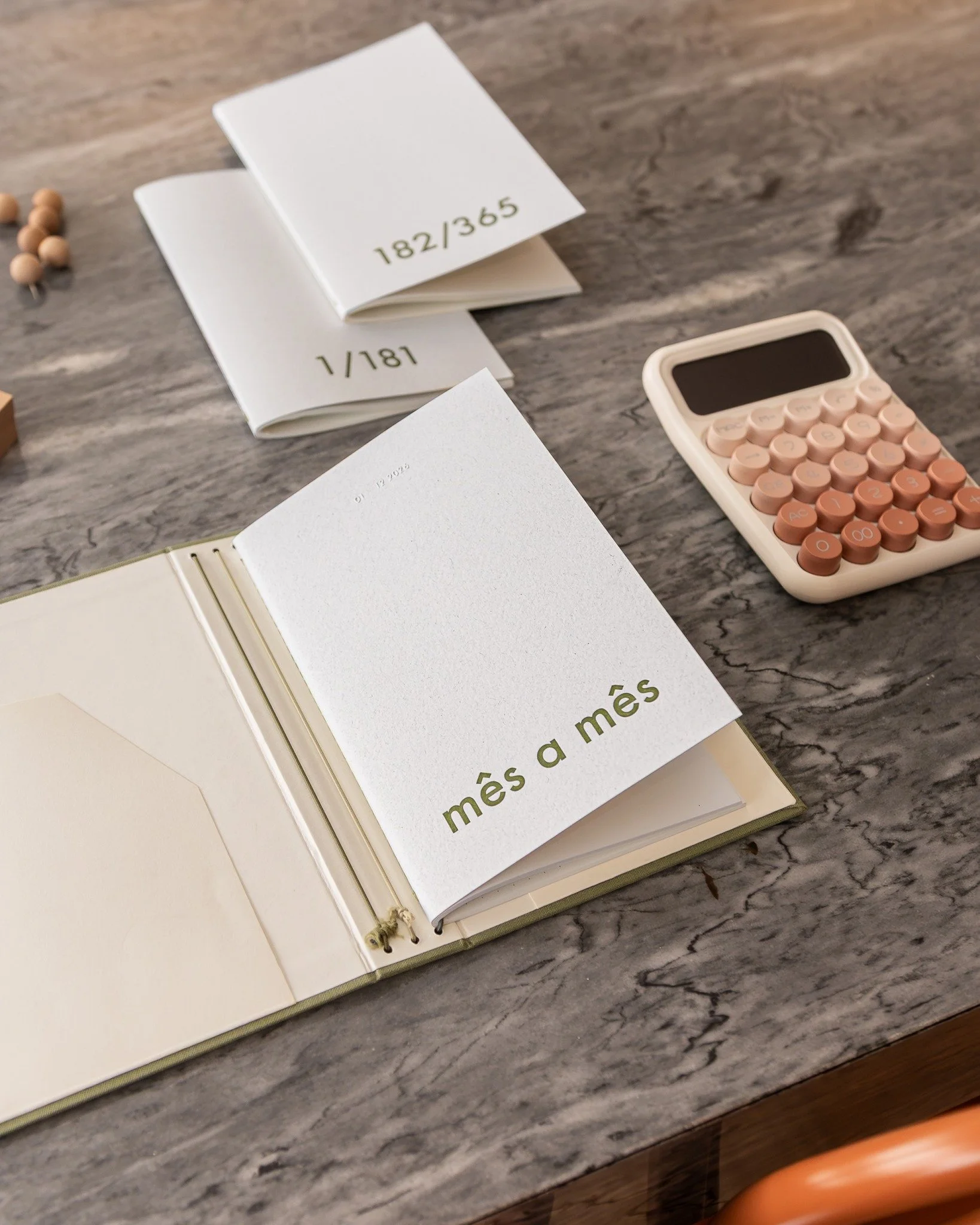 m&ecirc;s a m&ecirc;s 🗓
para quem gosta de ver o tempo em perspetiva &mdash; com espa&ccedil;o para planear o essencial e deixar o resto respirar.

a agenda mensal 2026 pode viver sozinha ou em conjunto com as agendas semanais 1/181 e 182/365.
encai