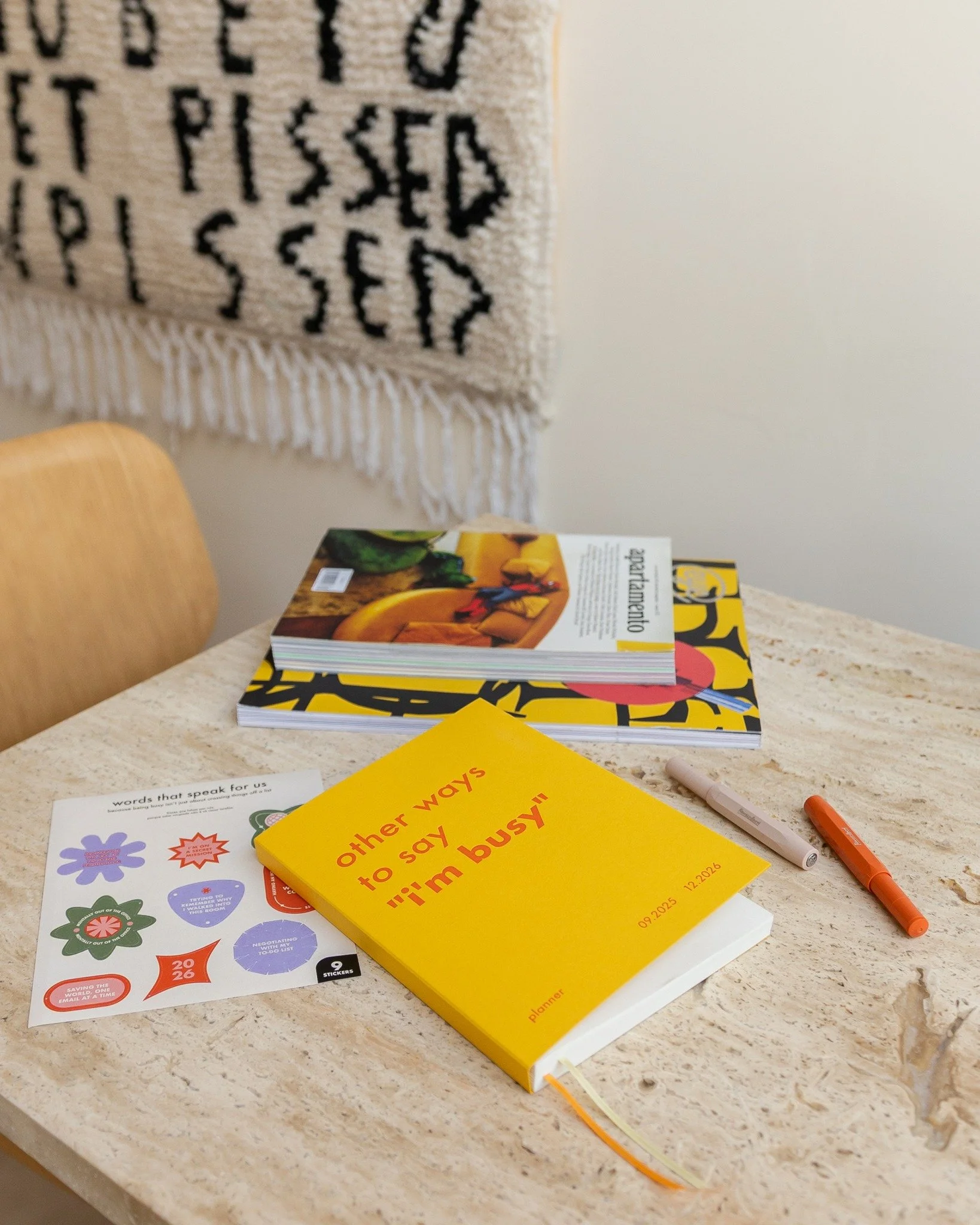 a i&rsquo;m busy 25/26 &eacute; uma agenda de um ano e meio &mdash; pensada para quem vive em ciclos longos e gosta de ter tudo num s&oacute; lugar.

layout semanal vertical, notas, registo de h&aacute;bitos, prioridades e vis&atilde;o mensal.
com es