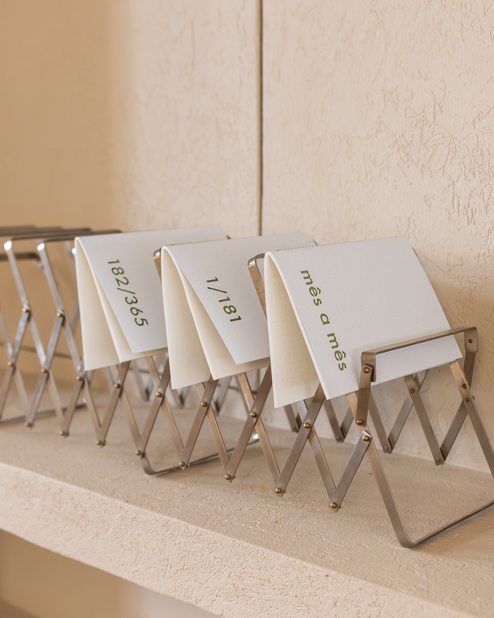 m&ecirc;s a m&ecirc;s, 1/181 e 182/365.
tr&ecirc;s agendas que completam a cole&ccedil;&atilde;o 1/365 &mdash; feita para se repetir, ano ap&oacute;s ano.

trocamos o interior, mantemos a capa, continuamos o ritmo.
nove edi&ccedil;&otilde;es depois, 