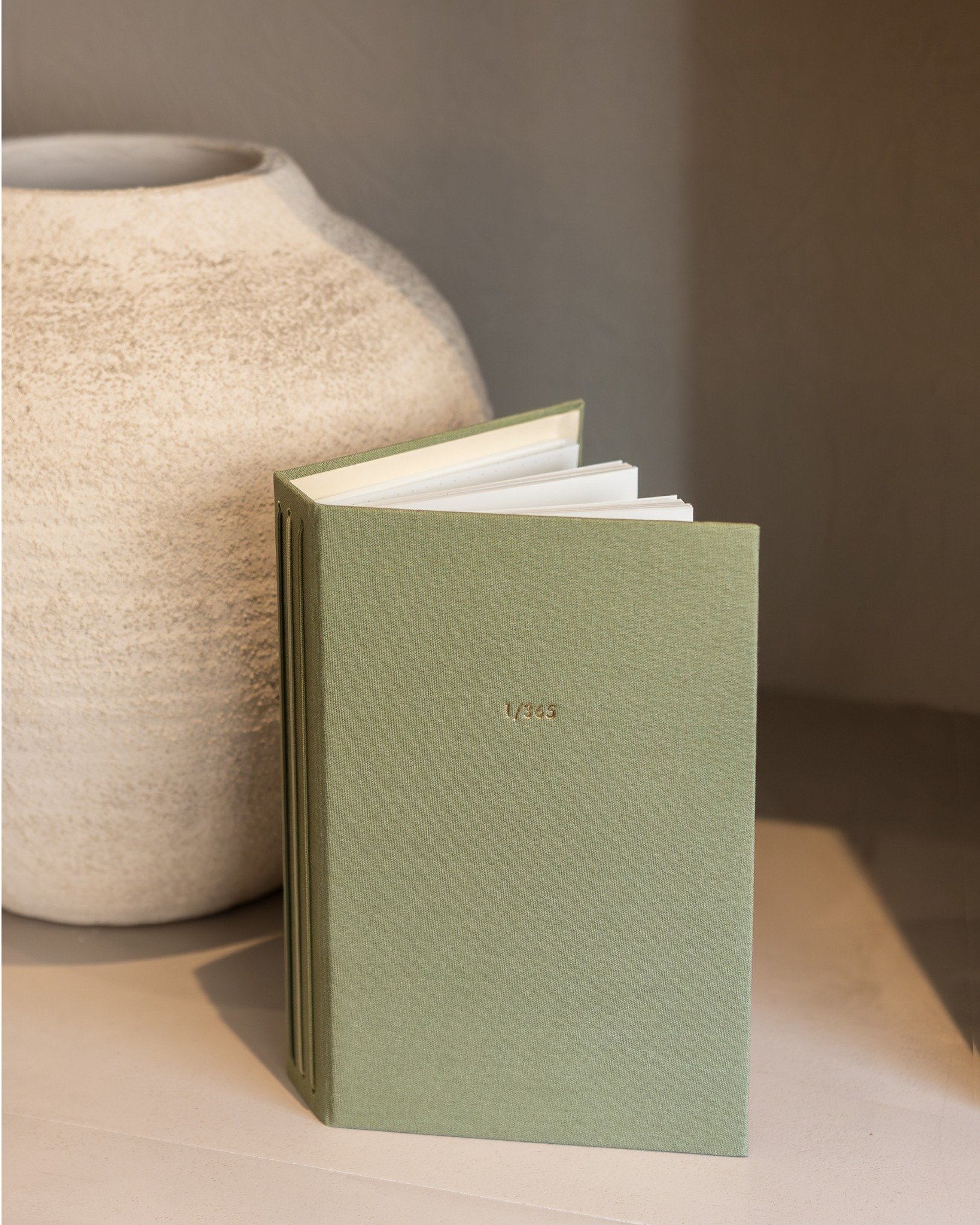 a ess&ecirc;ncia do conjunto 1/365 est&aacute; na simplicidade: uma capa, tr&ecirc;s agendas ou cadernos, infinitas formas de recome&ccedil;ar. 

a nova edi&ccedil;&atilde;o 2026 chega em verde claro, com interiores brancos e estampagem verde.
um cl&