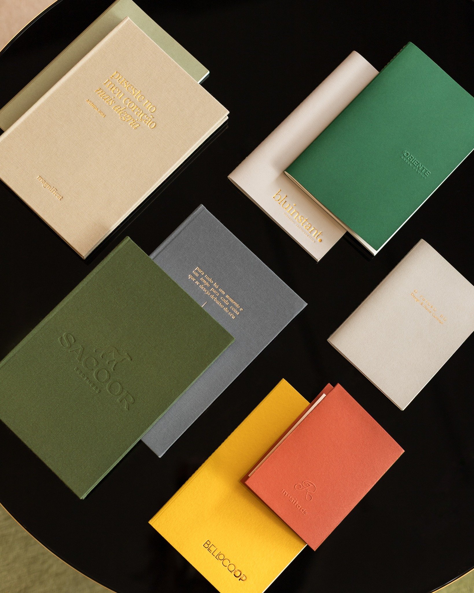 no inusitado, cada marca encontra a sua forma.
personalizamos agendas, cadernos e capas com cores, acabamentos e detalhes que contam hist&oacute;rias &mdash; as nossas e as vossas.

objetos que representam identidades, feitos com cuidado e produzidos