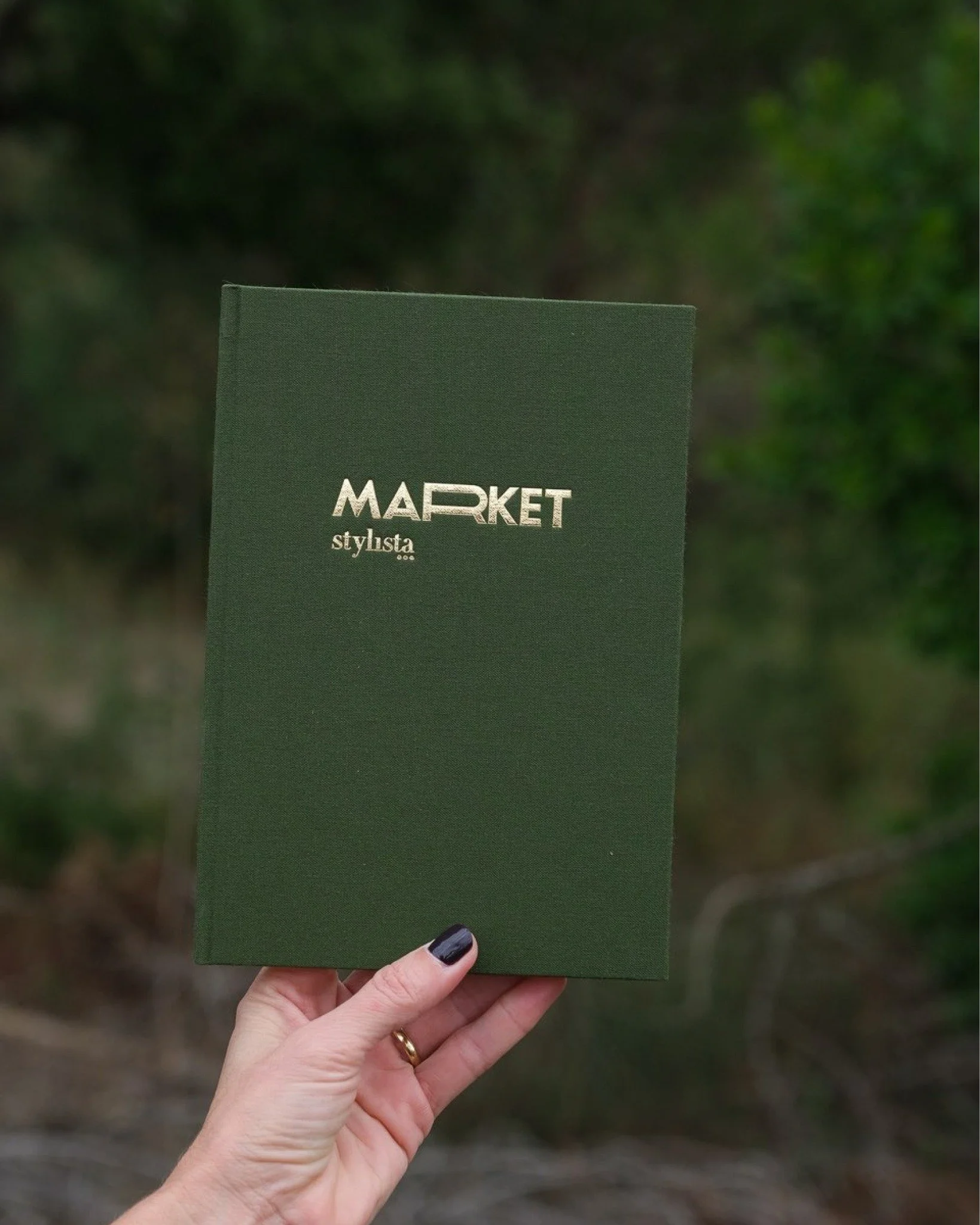 cadernos de capa dura, pensados para durar &mdash; e para levar connosco a identidade de cada marca.
escolhemos cor, textura e estampagem e transformamos um objeto simples numa extens&atilde;o do que a marca &eacute;.

feito para ser usado todos os d