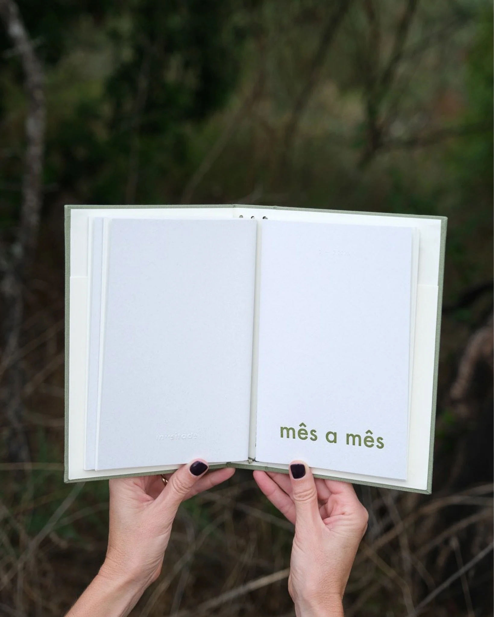 a agenda 2026 pode ser t&atilde;o &uacute;nica quanto o nosso ano.
escolhemos 1 capa + 3 cadernos ou agendas, e personalizamos com um nome, uma sigla ou uma frase que queremos levar connosco.

uma agenda que acompanha o nosso ritmo e que come&ccedil;