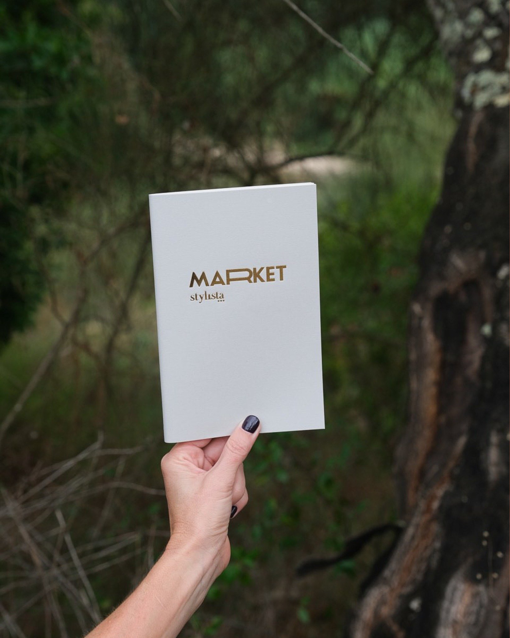 para empresas que valorizam detalhe, criamos cadernos lisos, capas duras, agendas e muito mais &mdash; sempre personaliz&aacute;veis.

cada objeto &eacute; produzido artesanalmente e pensado para comunicar o que cada marca representa: cuidado, identi