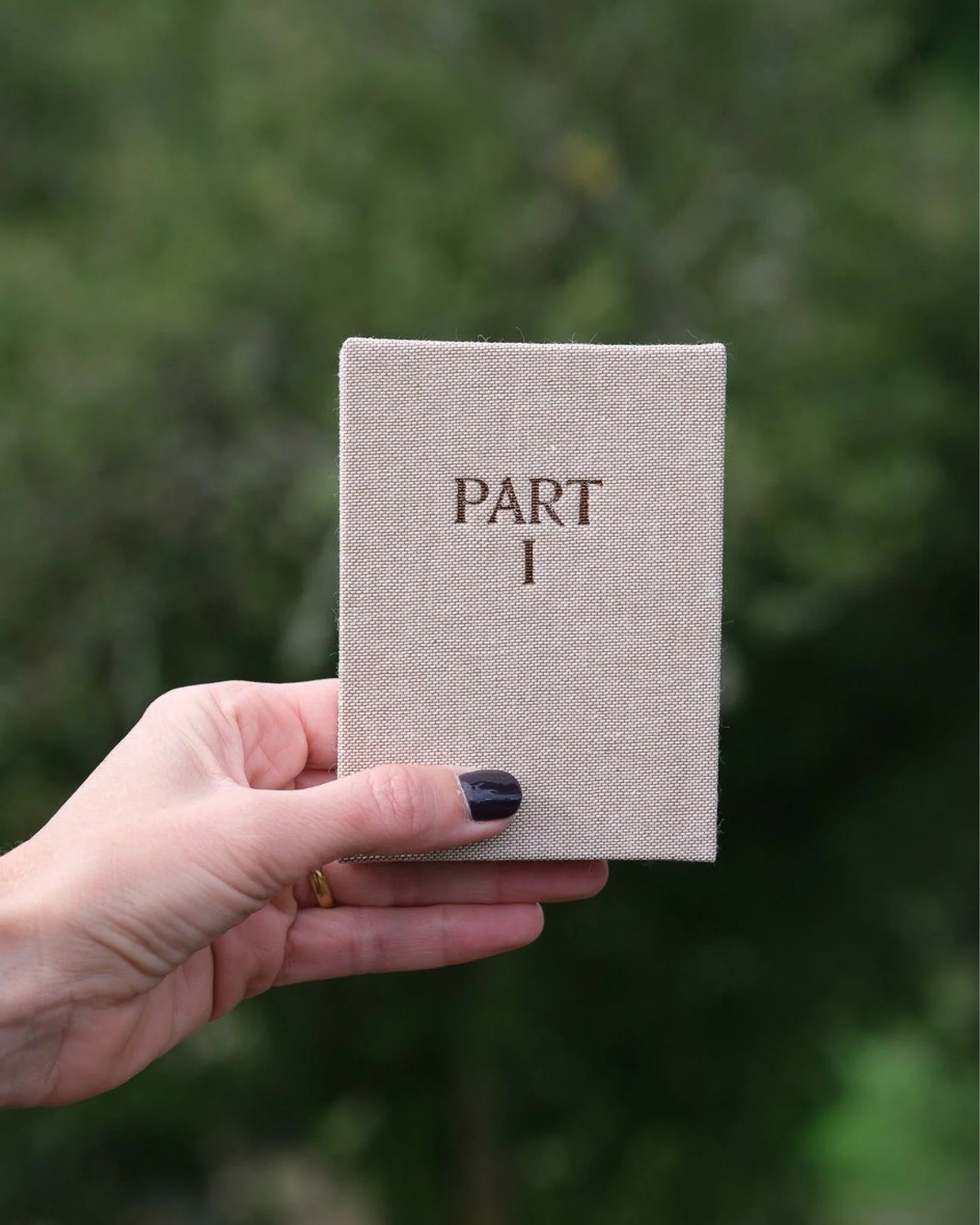 os nossos leporellos &mdash; cadernos acorde&atilde;o em tr&ecirc;s cores &mdash; s&atilde;o feitos para captar momentos, ideias e caminhos.
abrem-se como uma hist&oacute;ria e fecham-se como uma mem&oacute;ria.

um formato leve, vers&aacute;til e id