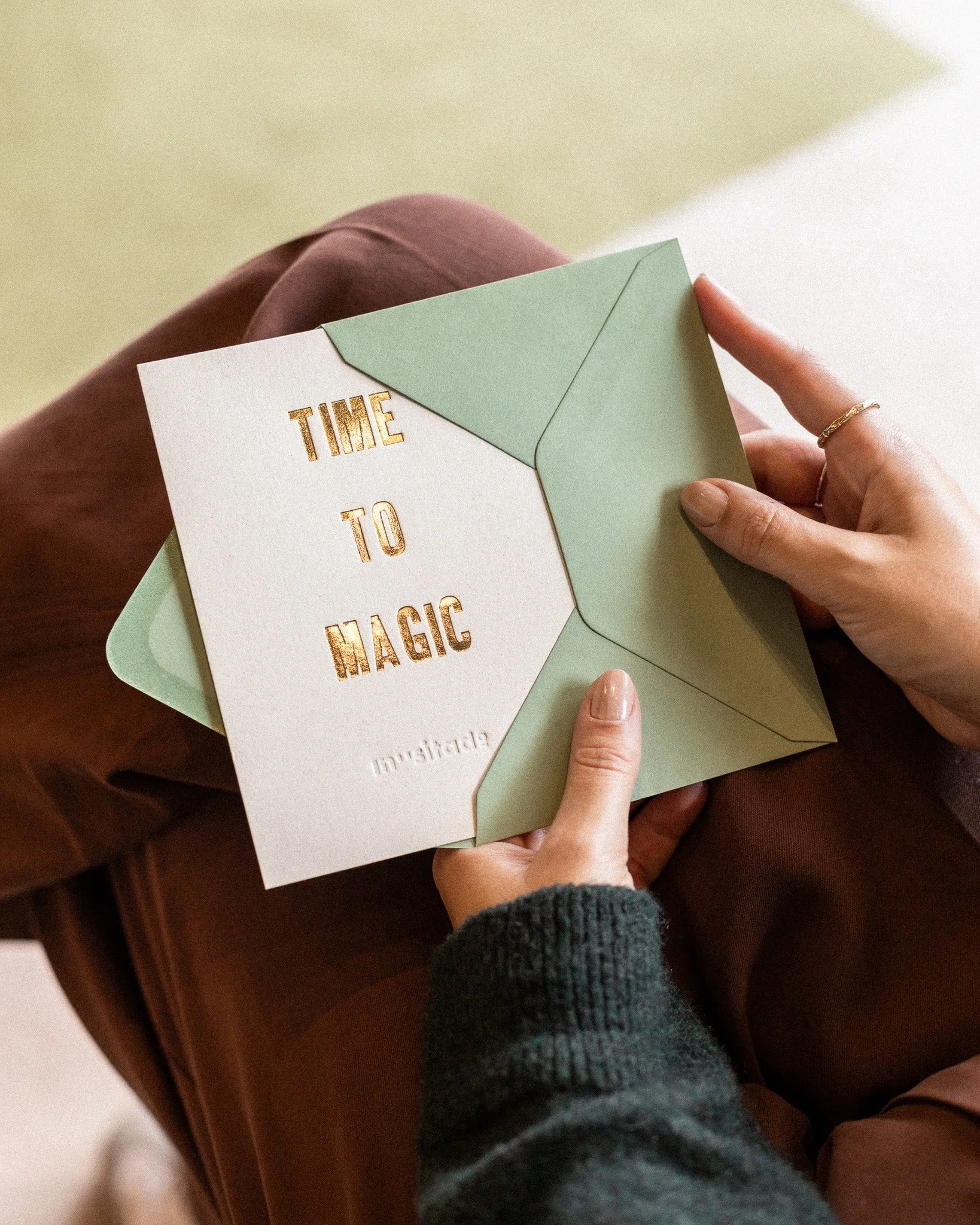 chega a &eacute;poca da magia. 💫
abrimos o nosso natal com um gesto simples, leve, que se passa de m&atilde;o em m&atilde;o. 

queremos partilhar contigo. e contigo. e contigo tamb&eacute;m.

&mdash;

the season of magic arrives. 💫
we open our chri