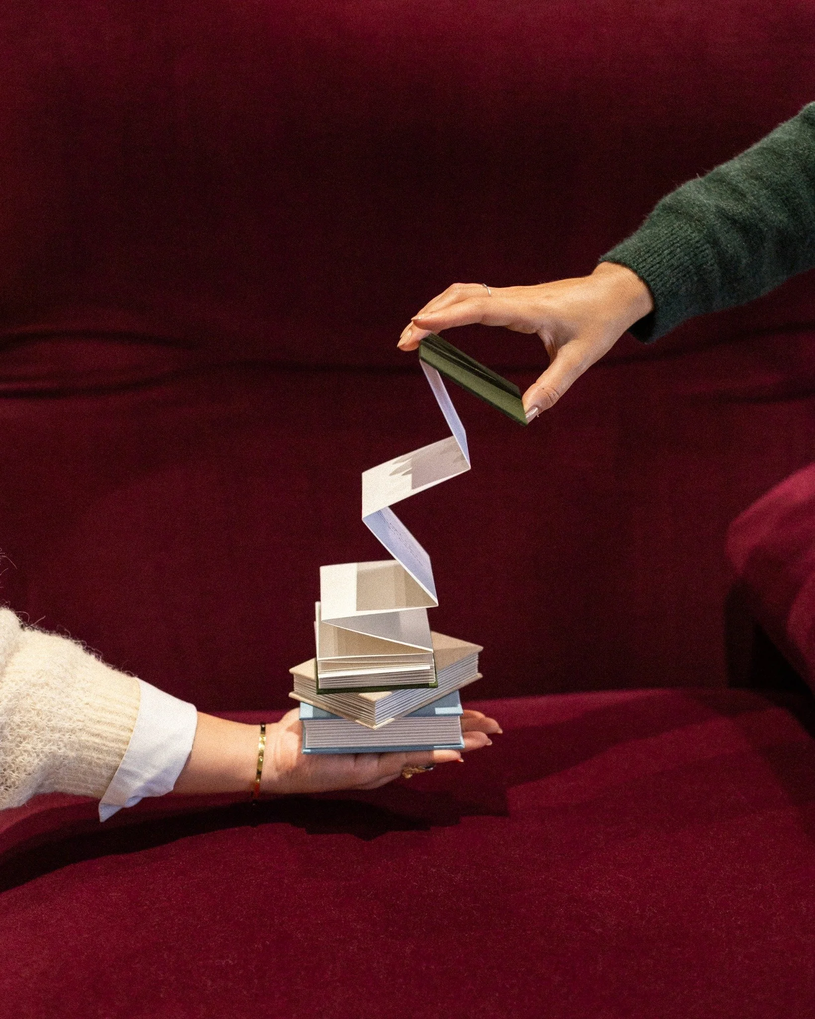 o natal tem muitas formas. os nossos leporellos tamb&eacute;m. 
verde, bege e azul &mdash; para preencher devagar e guardar em conjunto. 

queremos o que s&oacute; acontece em conjunto. ✨

&mdash;

christmas comes in many forms. so do our leporellos.