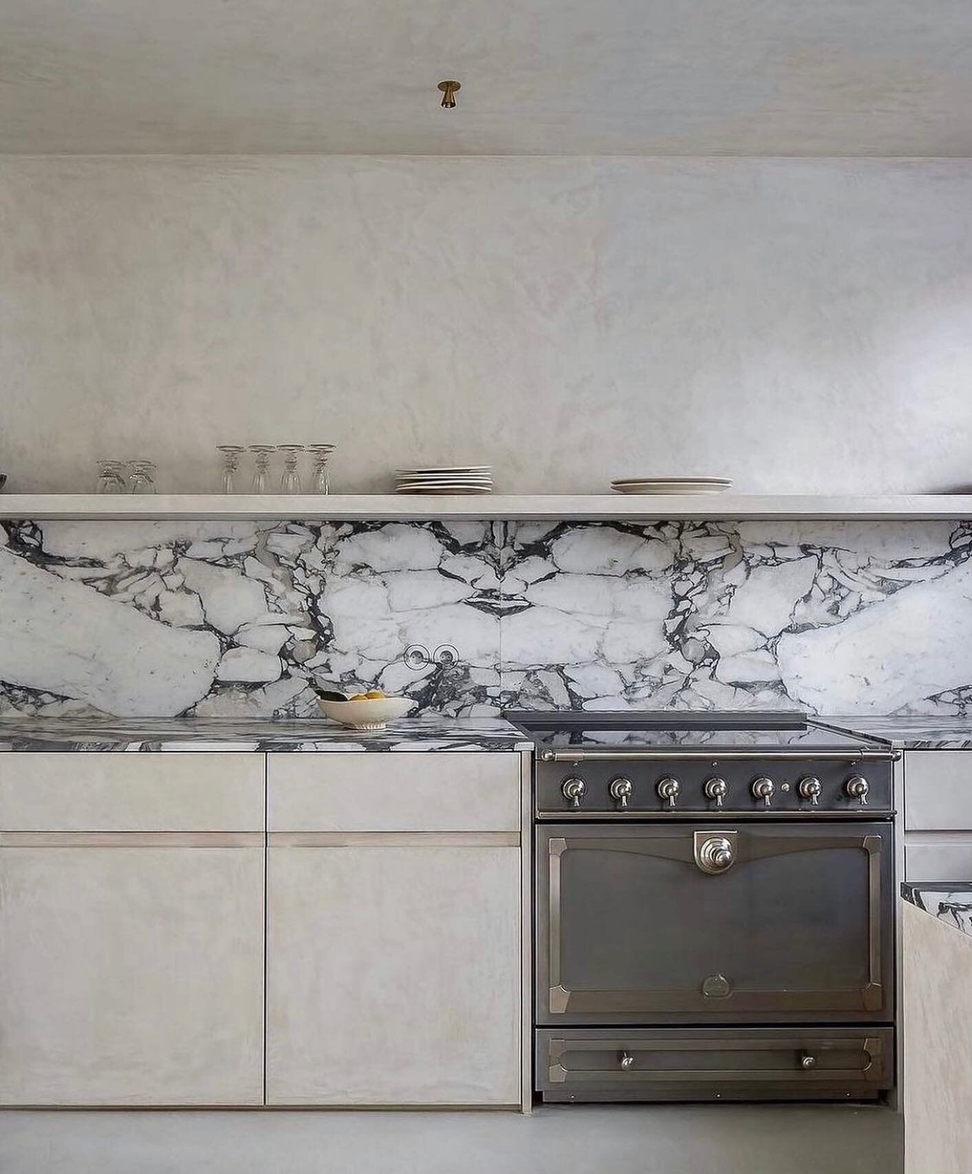 Kitchen design with the most beautiful elements: Arabescato marble, microtopping cabinetry, walls and floor, La Cornue stove&hellip; 

Design: @charlinelemaire_interiordesign 
Image: @betapluspublishing 

#kitchendesign #kitchencabinetry #interiordes