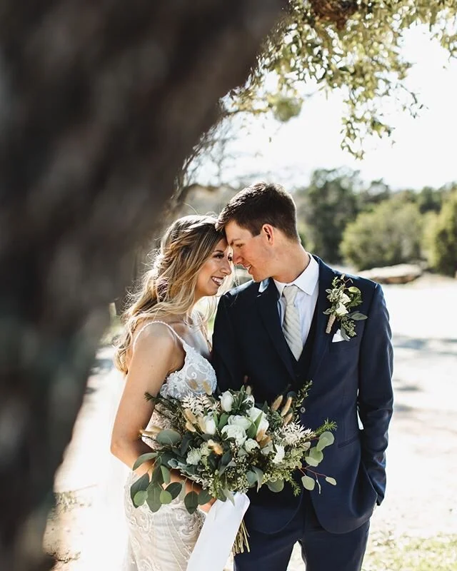 Leave a heart in the comments if you love this wintery bouquet from @joysflowersgraham for Jaycie's winter wedding! Let's show our local vendors some love today. 
Planning & Portrait @doubleknotweddings