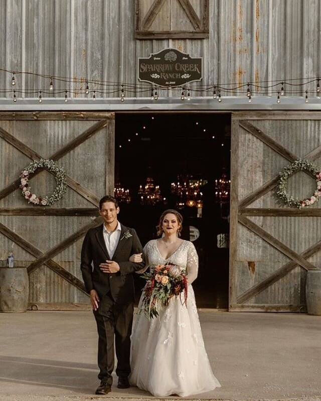 Have you ever seen a more gorgeous winter bride!? Everything about Brianda's bridal look was Pinterest worthy, from her hair and makeup to stunning florals and that gown! PC @livinlunaphotography & HUM by @bellusartistrybymayra
