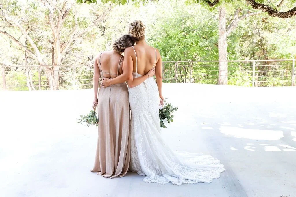 Loving this sweet moment in the busy day. The fun bride and bridesmaids' photos are always a highlight and fun moment, but also just a hug and looking away for a moment is hitting the spot, don't you think?! ⁣
⁣
Captured by Malarie Sutton📸⁣
SCR in J