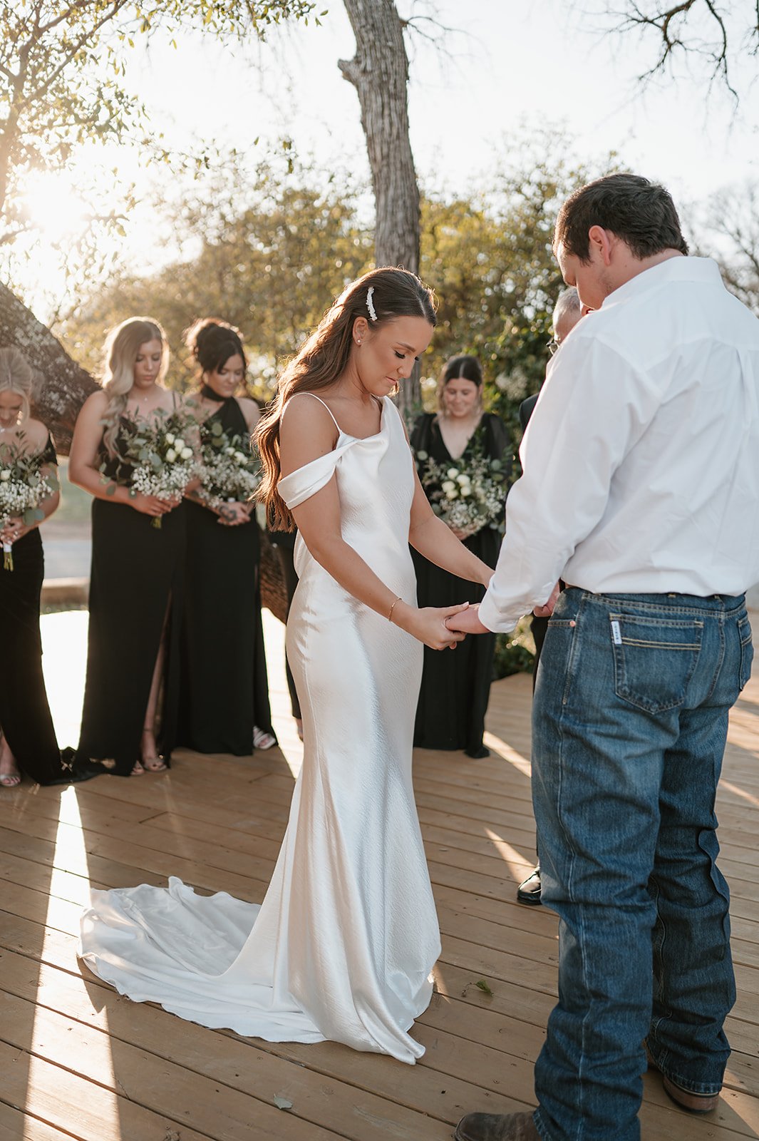 Chic Brides Marrying their Cowboys find the blend of elegance and ...
