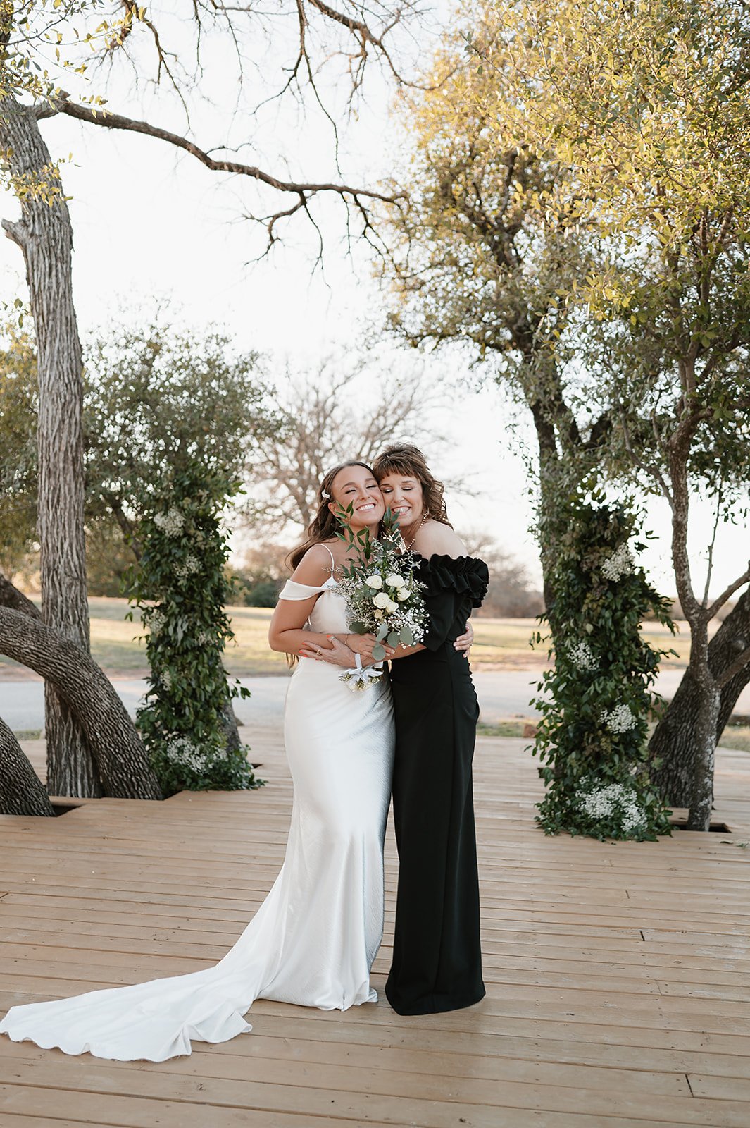 Chic Brides Marrying their Cowboys find the blend of elegance and ...