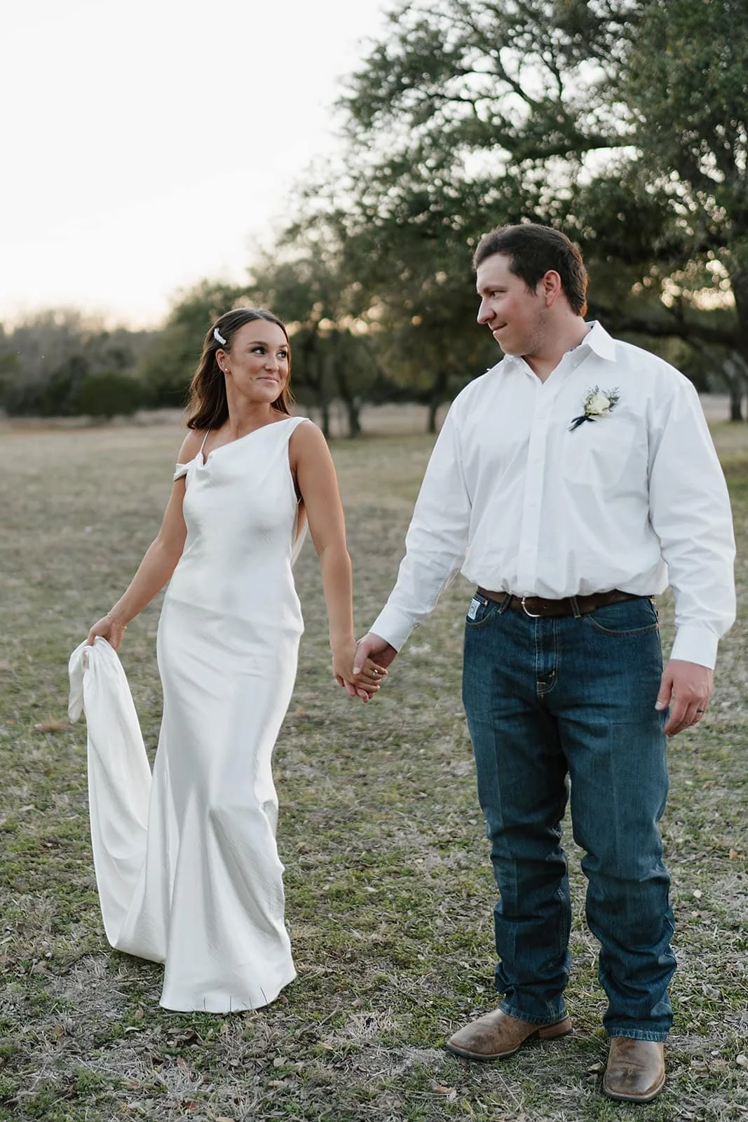 Chic Brides Marrying their Cowboys find the blend of elegance and ...