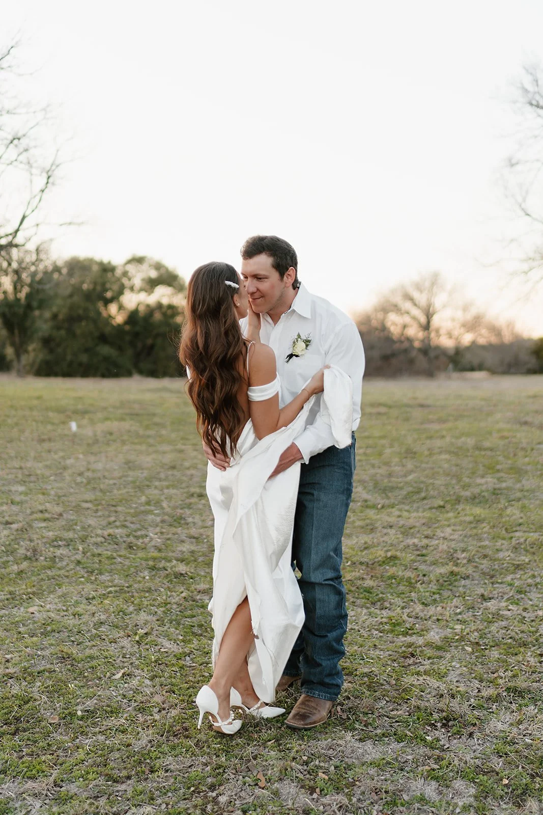 Chic Brides Marrying their Cowboys find the blend of elegance and ...