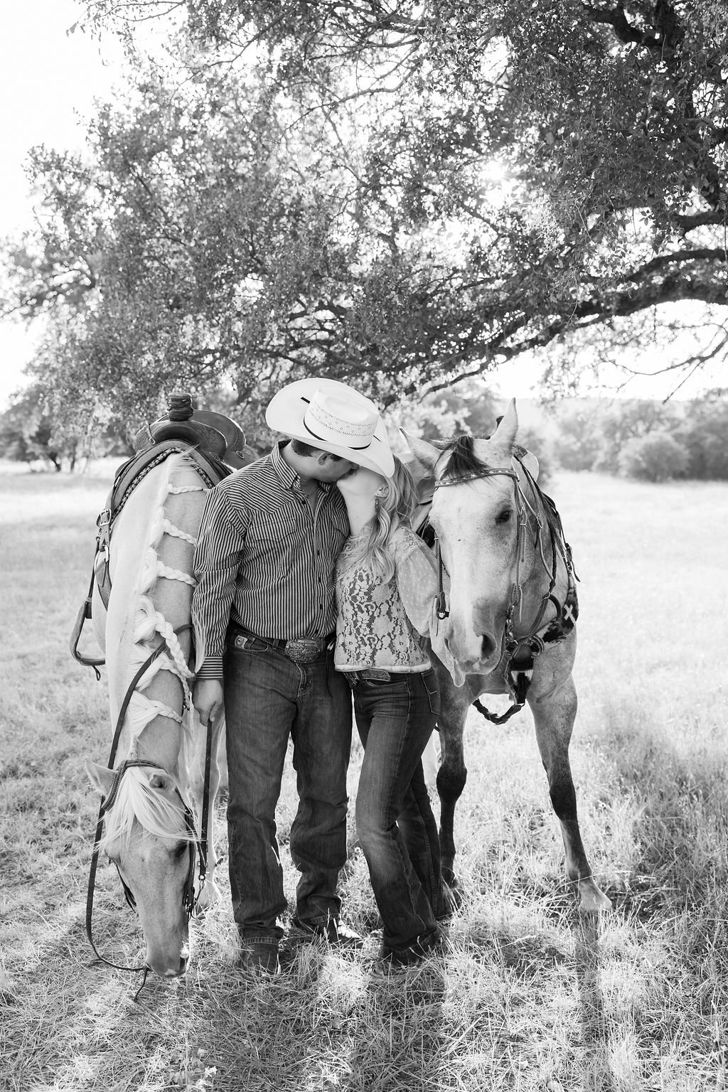 engagment-session-with-horses-texas-wedding (3).jpg