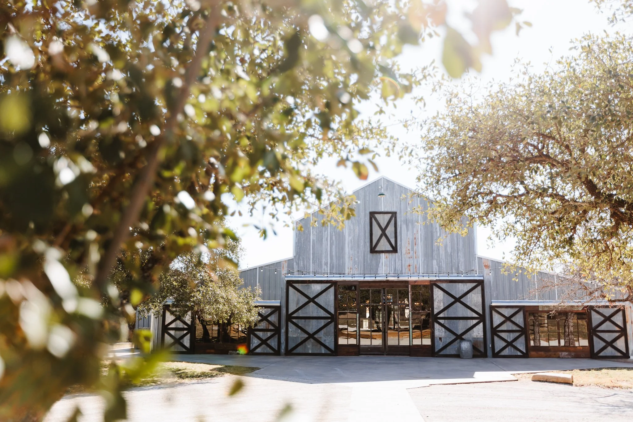 March SCR Wedding: Black Cowboy Hat and Love at Sparrow Creek Ranch Venue