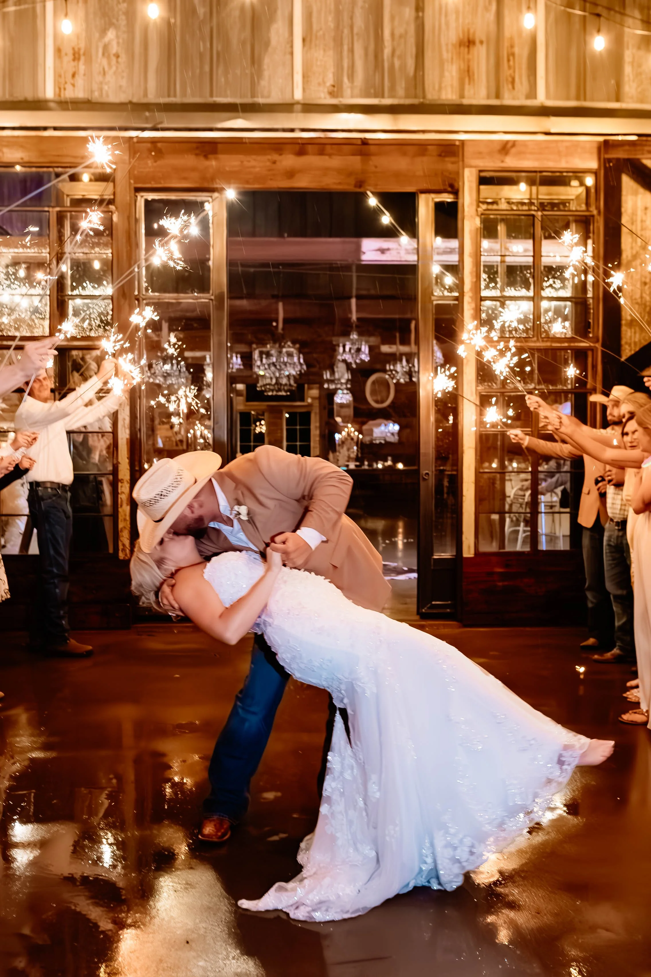 rain-plan-wedding-dfw-sparrow-creek-ranch (8).jpg