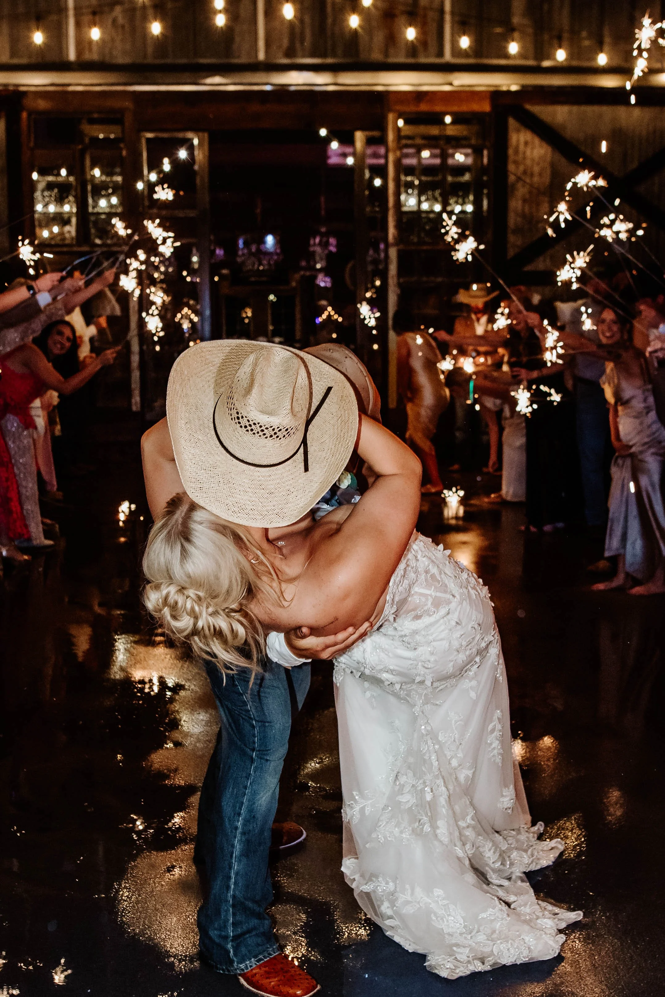 rain-plan-wedding-dfw-sparrow-creek-ranch (10).jpg