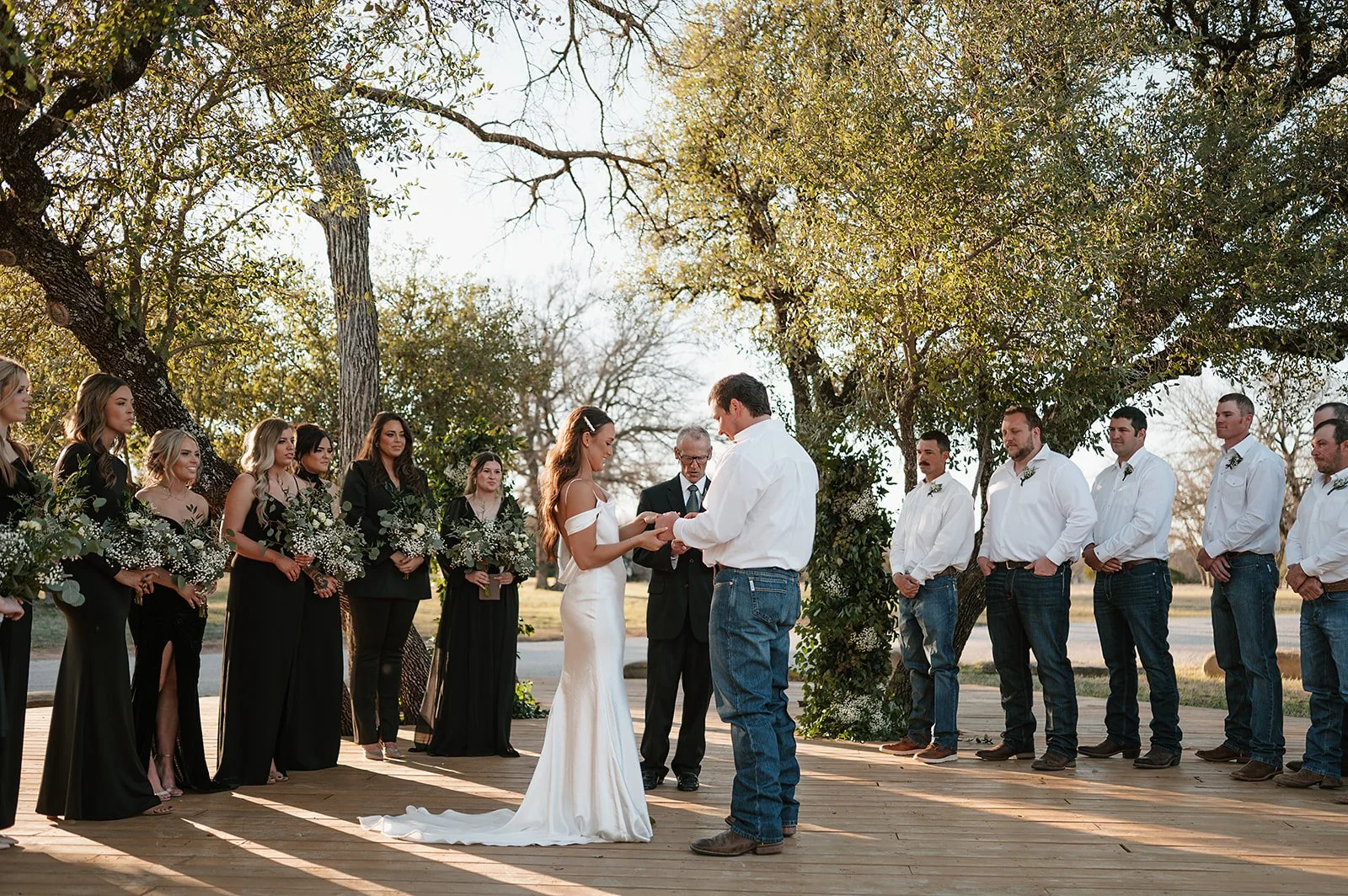 Chic Brides Marrying their Cowboys find the blend of elegance and ...