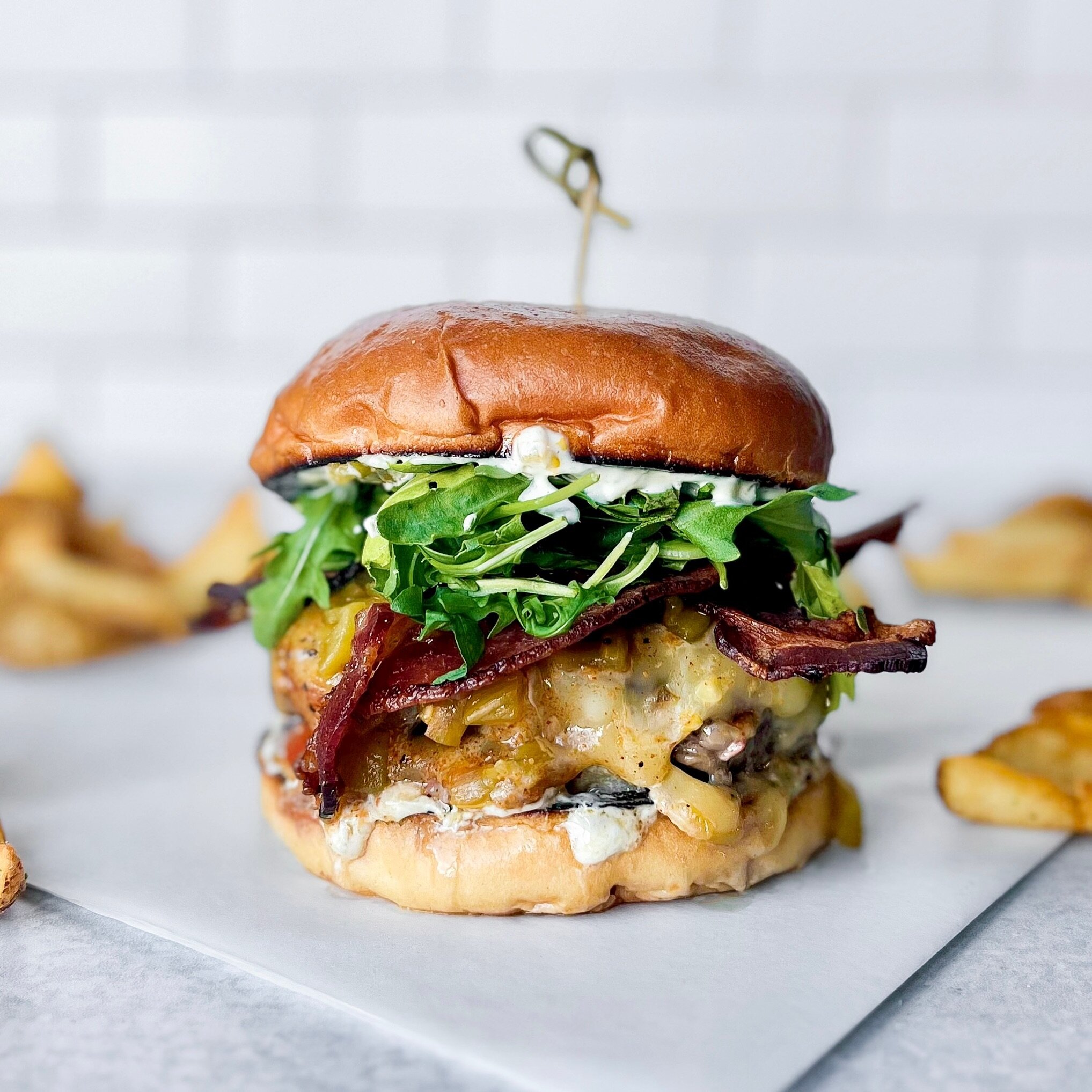 Wedge Parkway is giving the people what they want with a mouth watering Sante Fe Bacon Burger featured on the specials menu this week 🍔🤤 Seasoned ground chuck patty with grilled onions and green chiles, melted pepper jack cheese, crisp bacon, slice