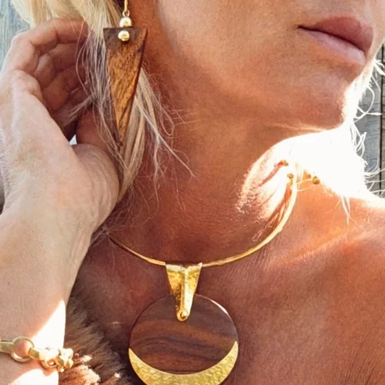 bisjoux wood earring on 8f3f6717e6959da0beb0e9709a53fed65b71af44abd061bb862afa67236e7648.webp