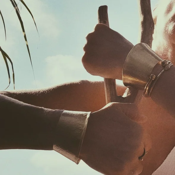 bisjoux sleeve cuff on 5bcf0e9306c5936c6077c5a114199d96d17d99203416002bf73aee3235fcb9ff.webp