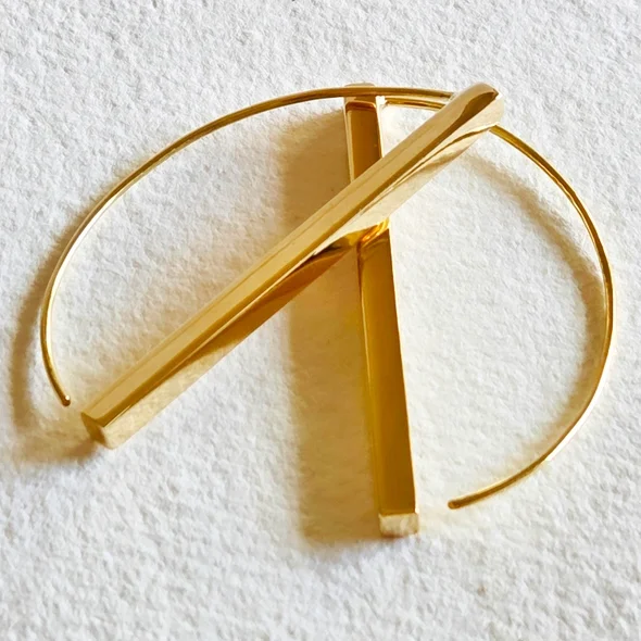 bisjoux sphere ear overlaping 2e97bdf342268fdc8c3a236970cfdd2341bf517e30f50fece016134a57e82abf.webp