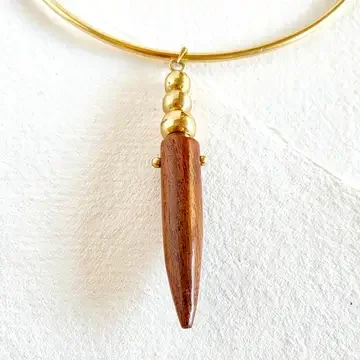 Bisjoux side view chocker 818a93b593d783616c970cd4b0306afd992b2ac4ca8e9c144bb9ea03a8762456.webp