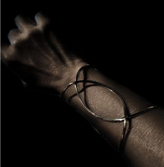 bisjoux sil cuff on.png