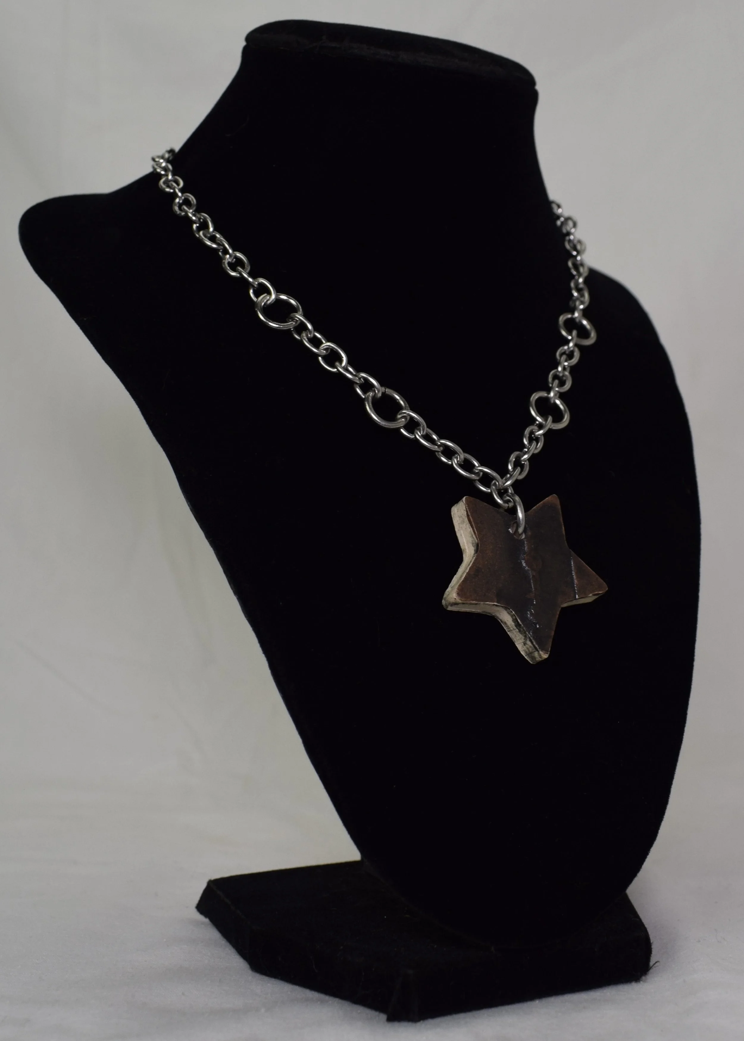 jewels single heart on stand DSC_0873.jpeg