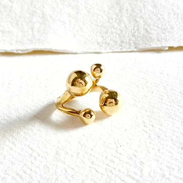 bisjoux 4 sphere ring on 52cab70bab65aa90a75efd10629567a537d0557ba175ac891a2373be8ba0a6ec.webp