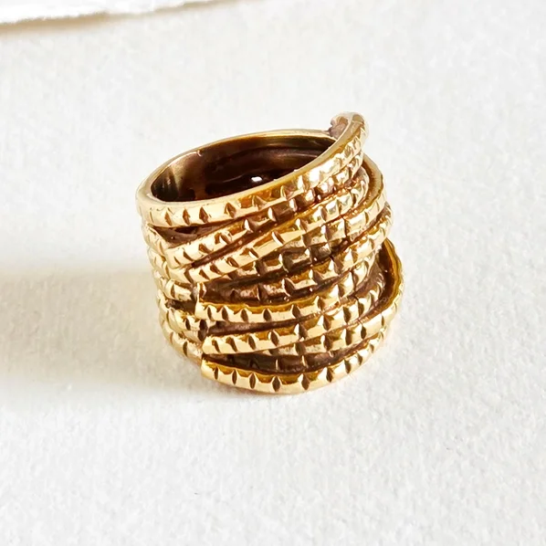 bisjoux stacked ring side 6f98a96e51bc2b4091203ce4dea0597453407c5f75d68e5823ce3df1cdb05fe4.webp