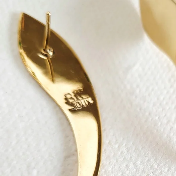 bisjoux curve earring back f28e0bce2c5a86109bcb415a1c433cdd2cb9daee8fefe27dbe08762f9c49edad.webp