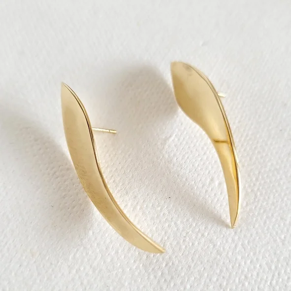 bisjoux curve  earring side 6d1e9cffdd813654de9020fb6b9e2b640e831eb9a1791669c8700e6db92b7fcd.webp